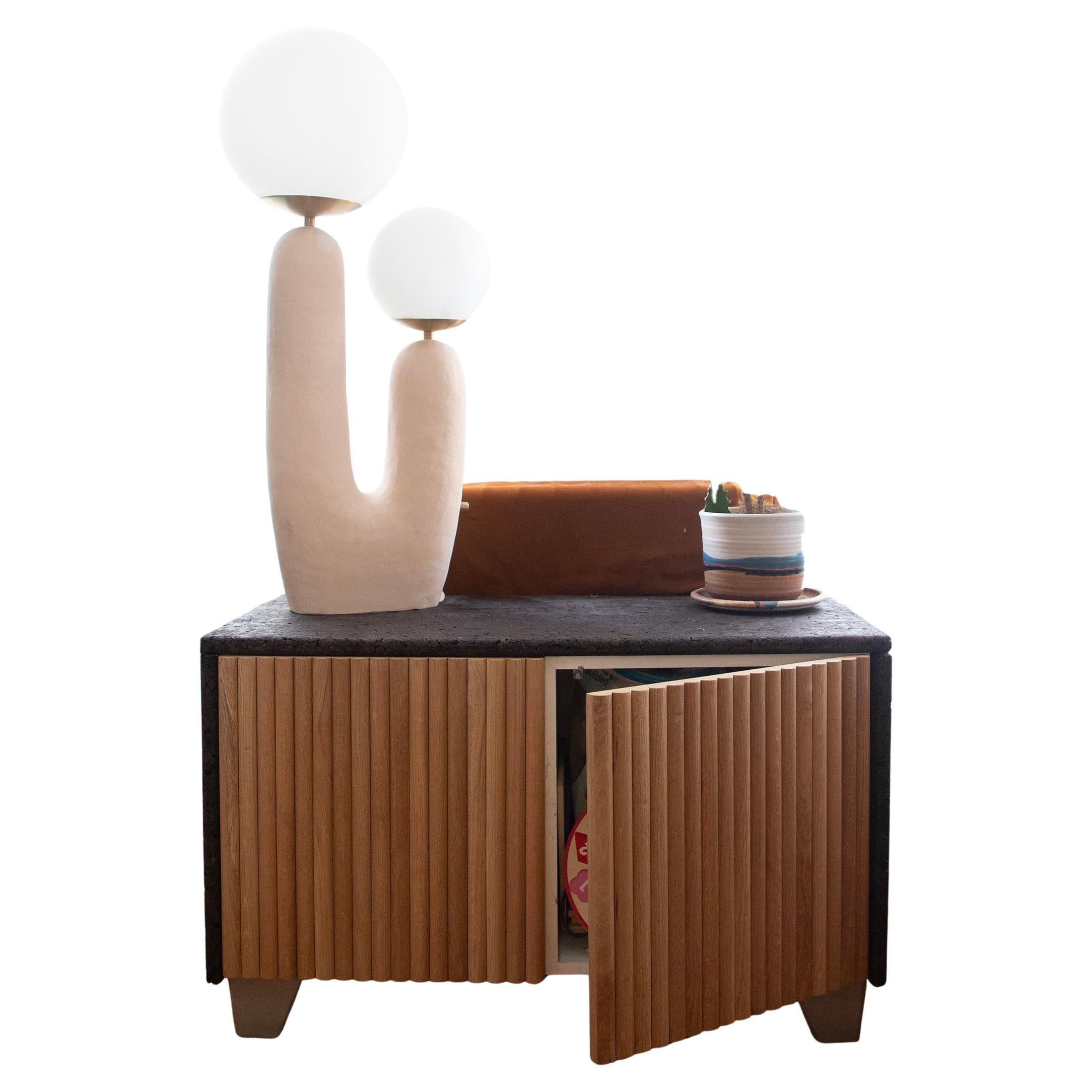 Este elegante aparador es un mueble de almacenamiento, cómoda, aparador o unidad multimedia que puede ser una pieza esencial y funcional en cualquier espacio interior.  Inspirado en la región portuguesa del Alentejo, que produce la mayor parte del