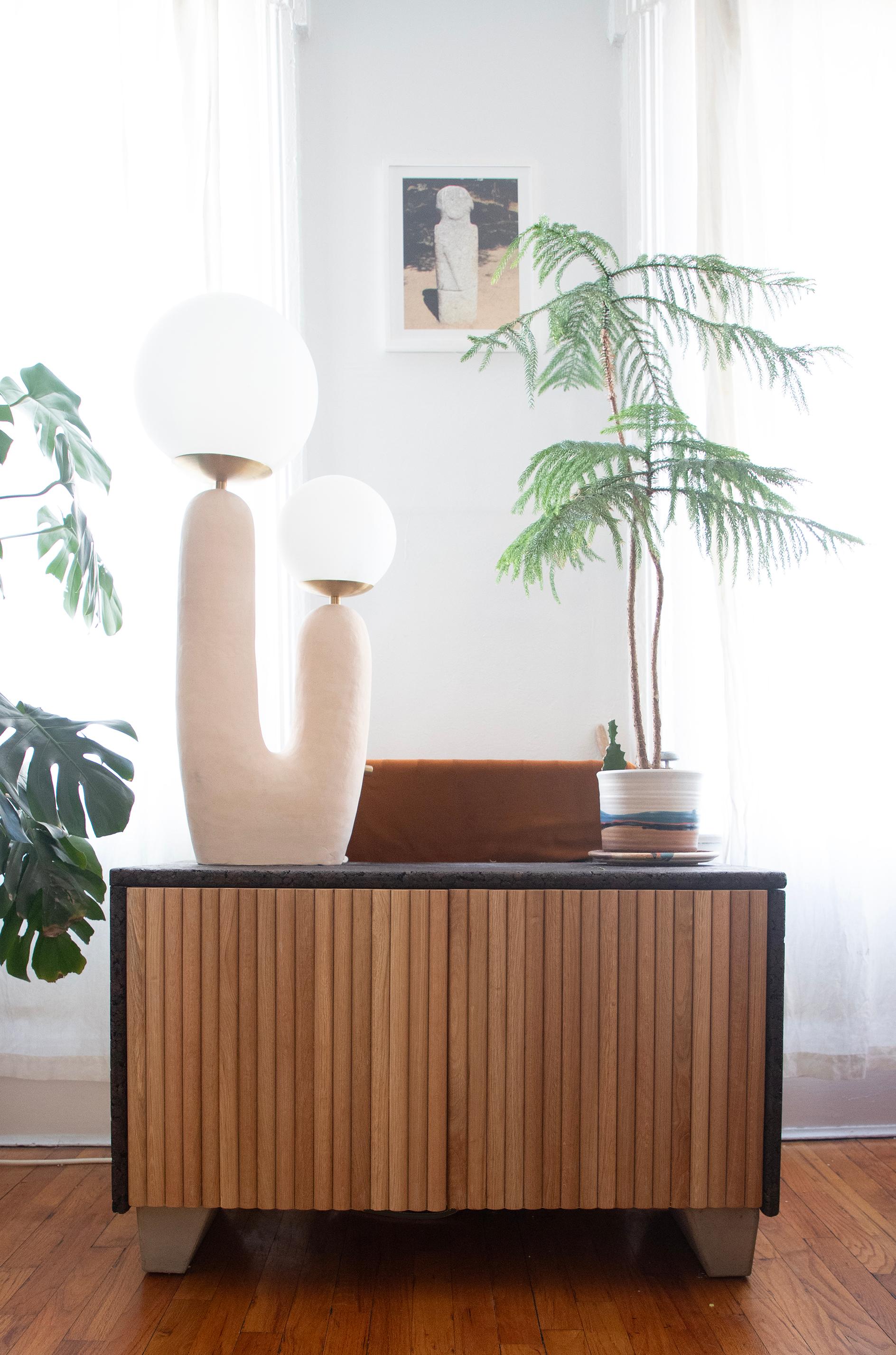 Credenza contemporánea en roble blanco y corcho Estadounidense en venta