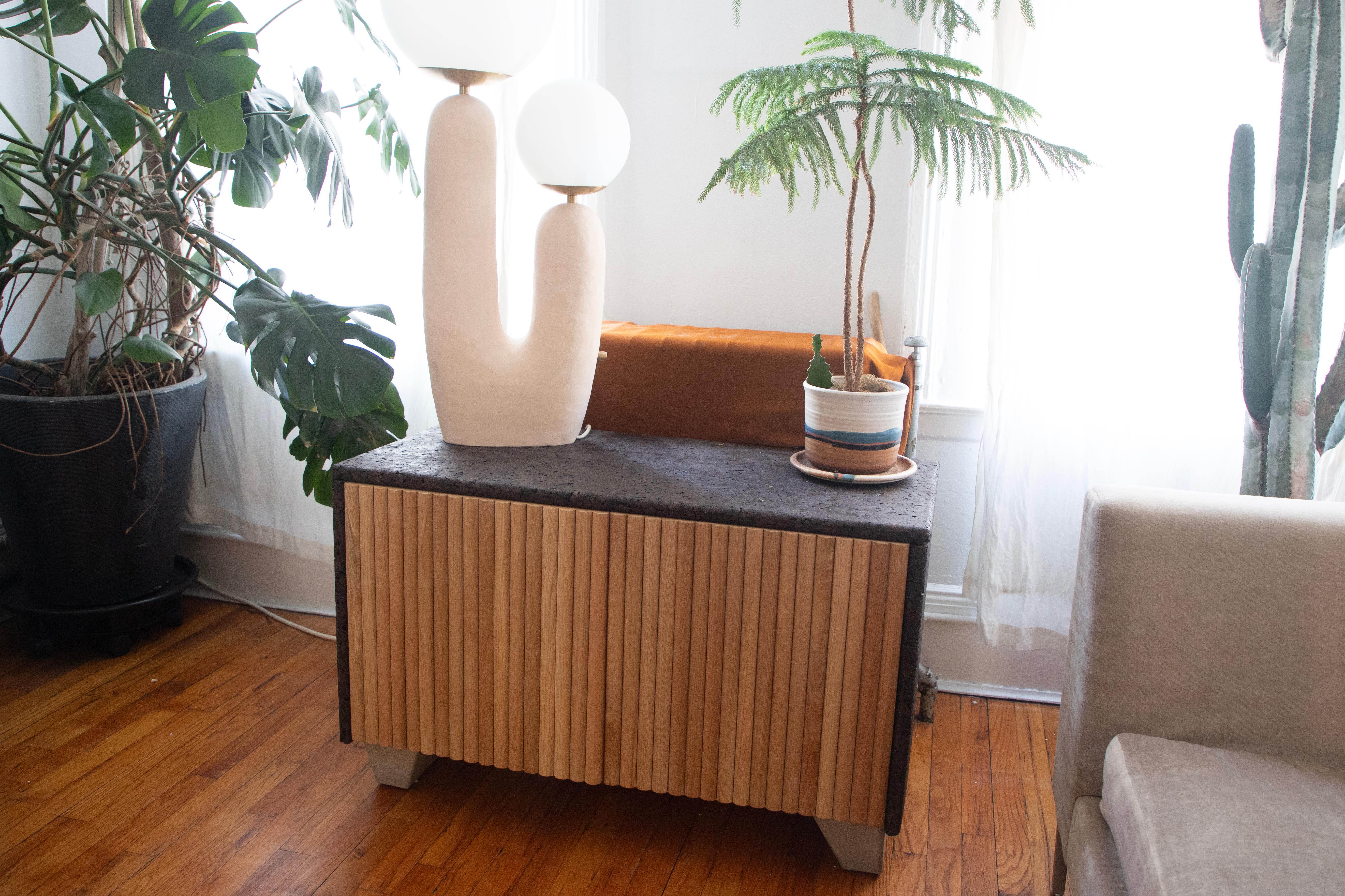 Credenza contemporánea en roble blanco y corcho en Nuevo estado para la venta en Brooklyn, NY