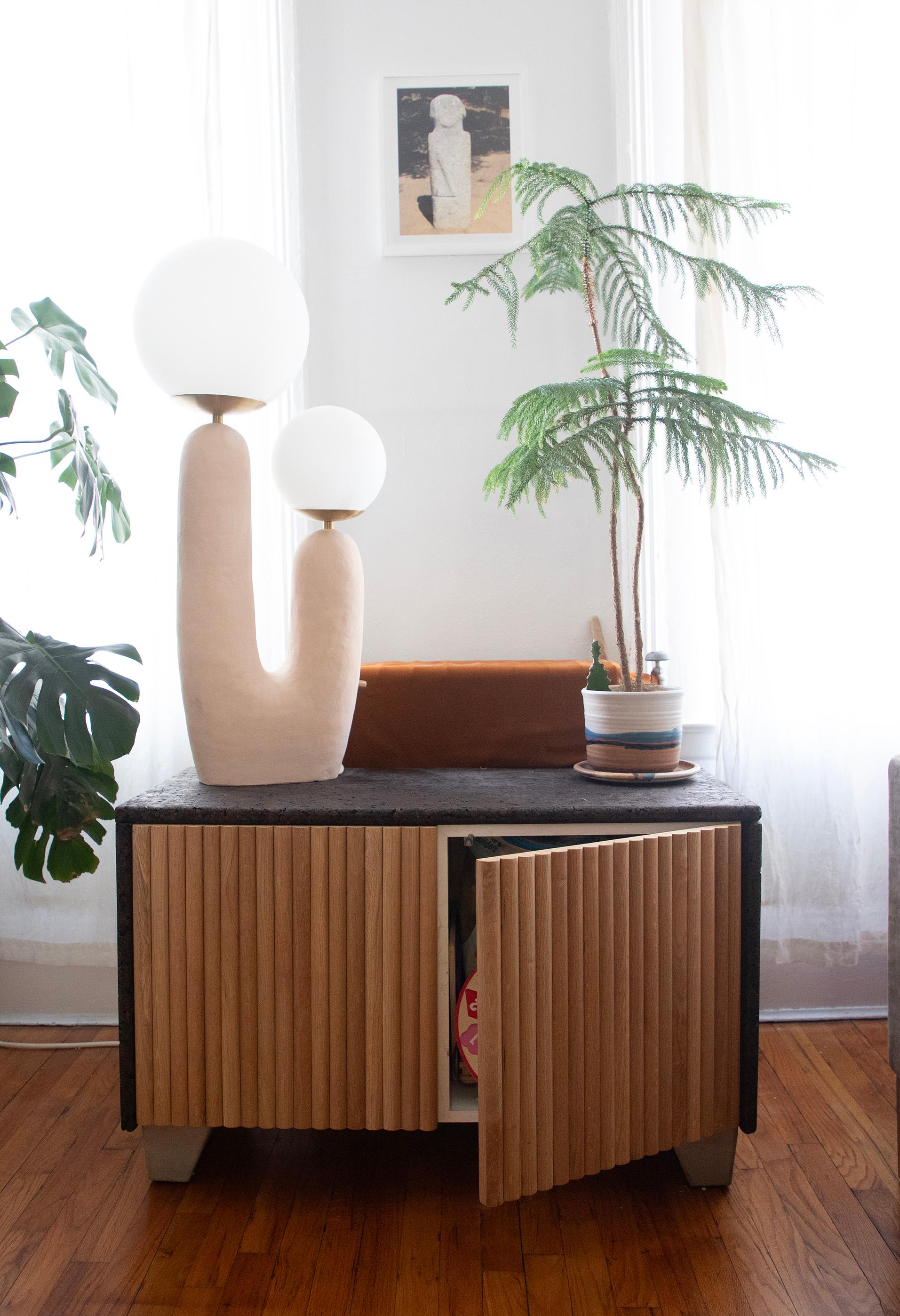 Credenza contemporánea en roble blanco y corcho en venta 1