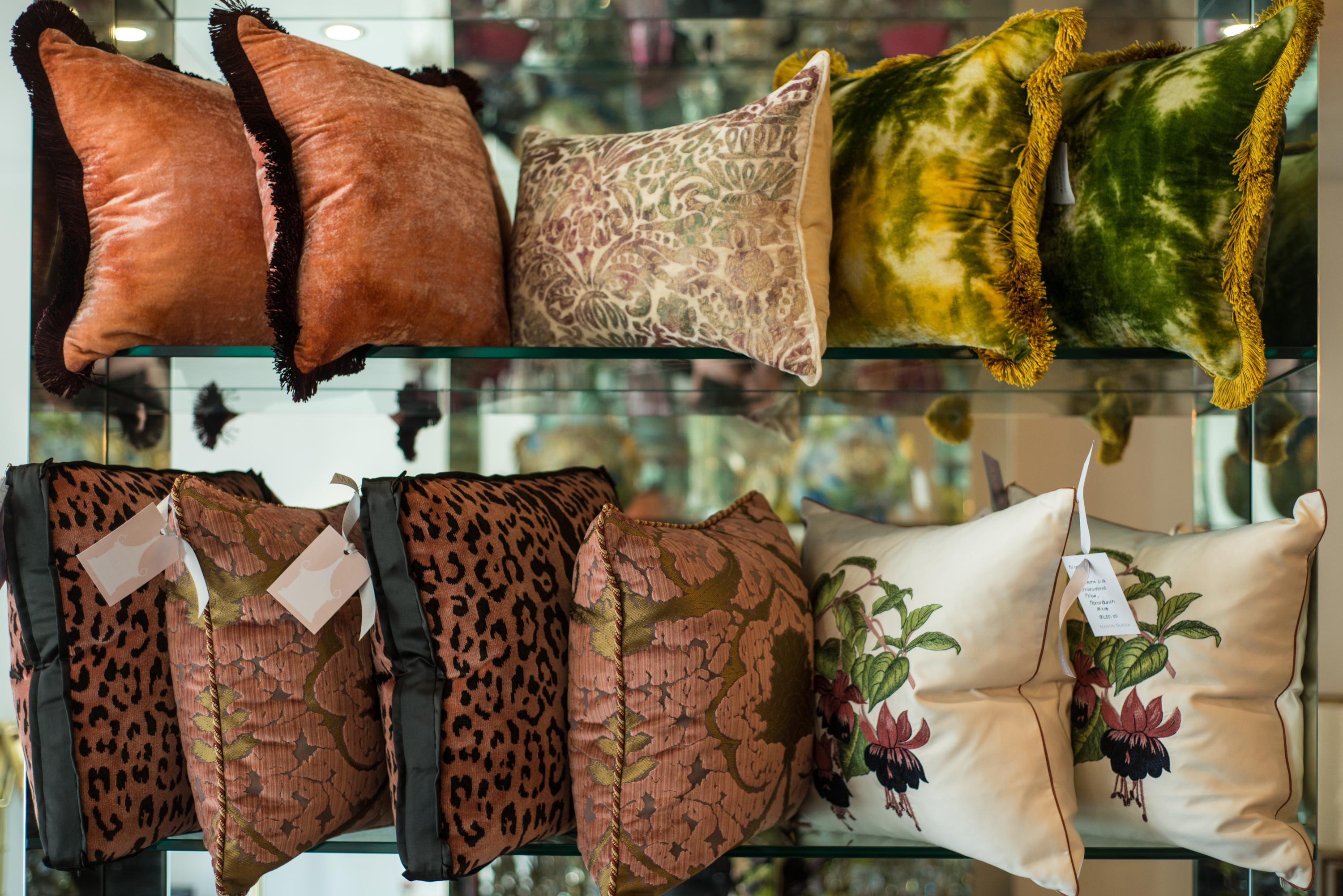 Allemand Oreiller contemporain en velours de soie crémeuse avec détails multicolores en dévoré en vente