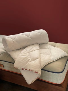 Couette contemporaine sans cruauté en cachemire et alpaga, bordures en soie contrastée