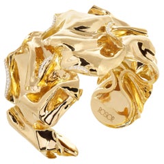Bracelet manchette contemporain « Creampled » en or jaune serti de diamants