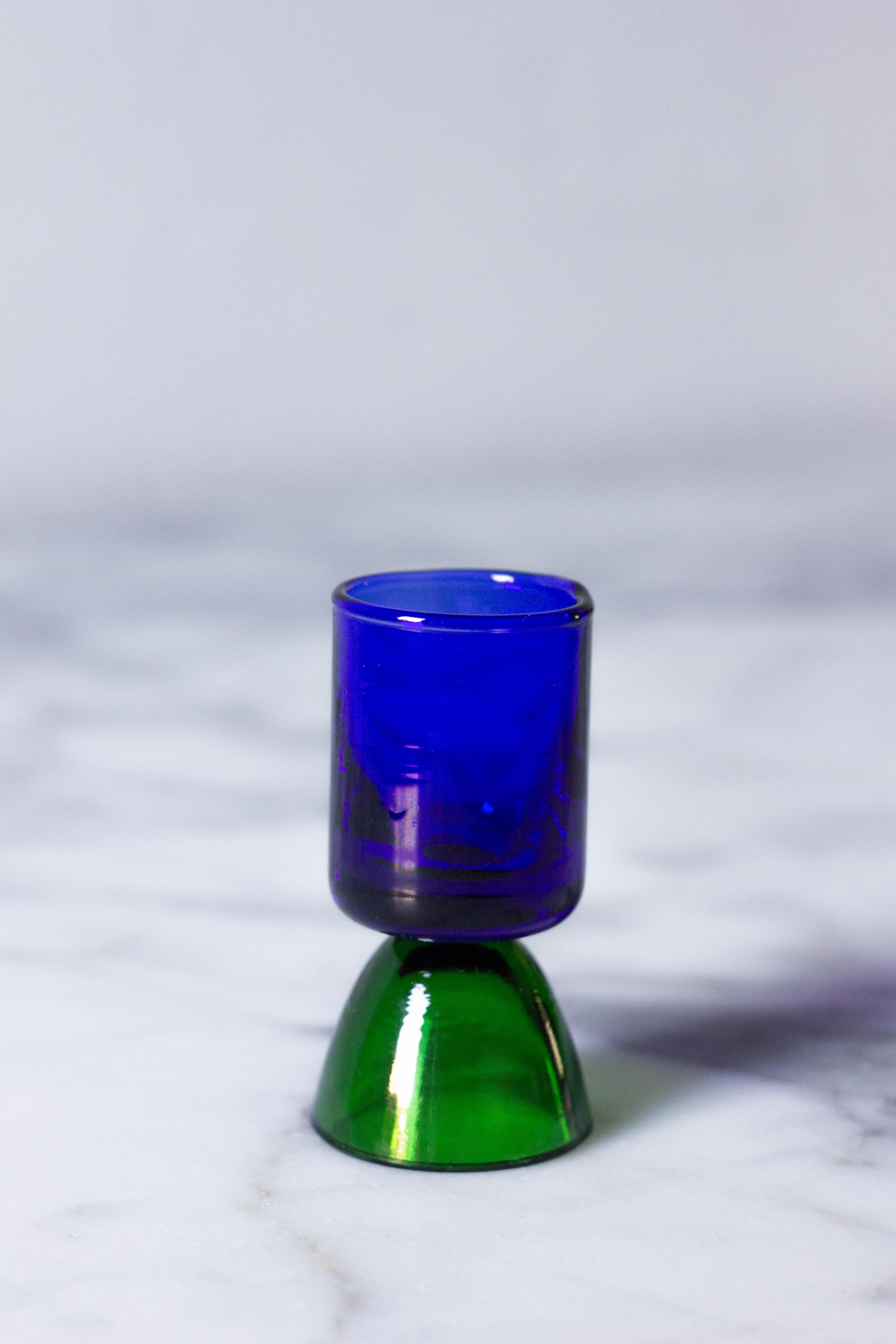 Contemporary Crystal Blue Green Tequila Glas Shot Handcrafted Natalia Criado im Zustand „Neu“ im Angebot in Milan, IT