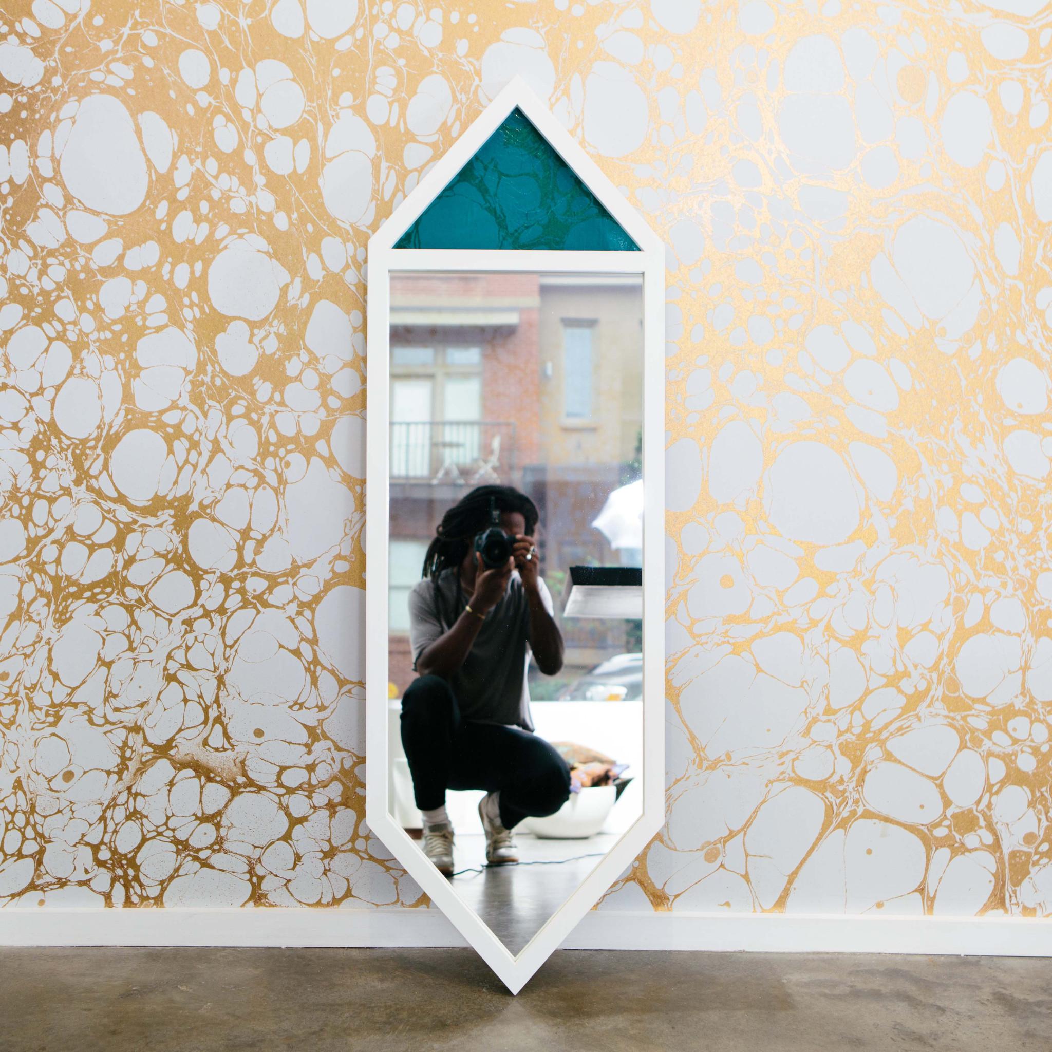 Zeitgenössischer „Crystal Blue Mirror“ von Alex Drew & No One, 2016 (Holz) im Angebot