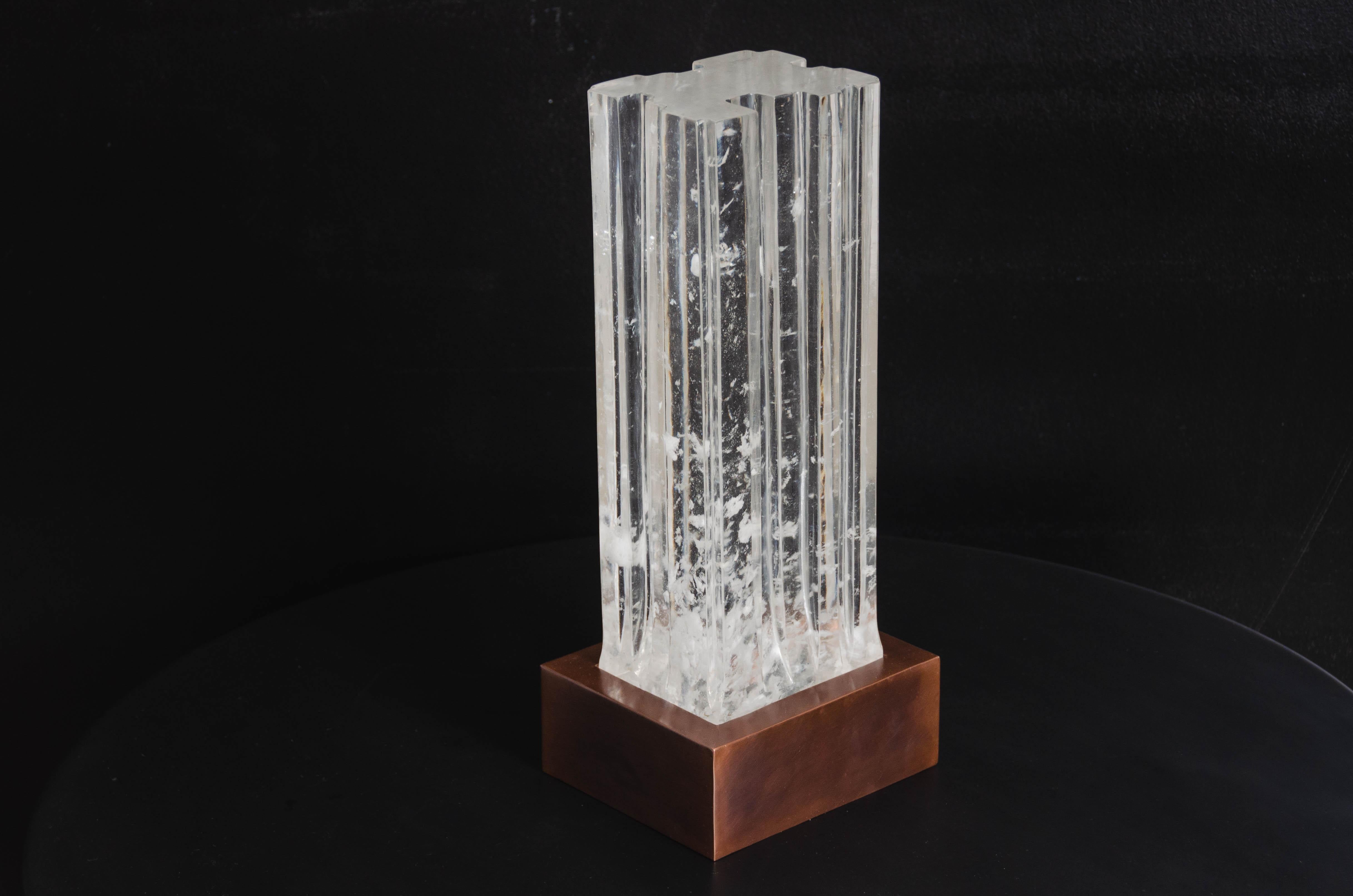 Falaise Light con Base Repoussé
Cristal
Tallado a mano
Cobre envejecido
Repujado
Edición limitada 
Cada pieza se elabora individualmente y es única. 

El repujado es el arte tradicional de grabar a mano relieves decorativos en láminas de metal. La