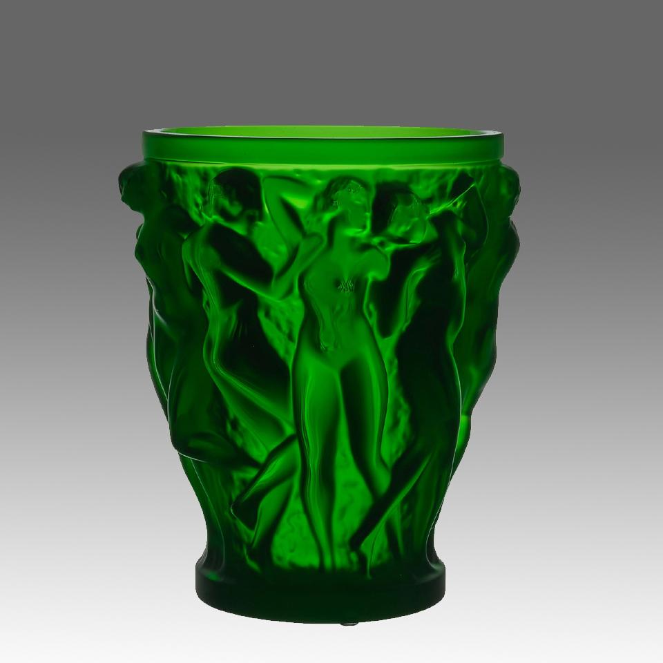 Un superbe vase en verre vert émeraude profond en édition limitée, décoré de bacchantes dansant nues dans diverses poses et combinaisons. Cet exemplaire fabuleux est rehaussé de zones brunies, d'une couleur riche et profonde et d'une fabuleuse