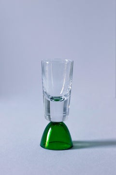 Bicchiere da tequila verde contemporaneo Greene & Greene Shot fatto a mano da Natalia Criado