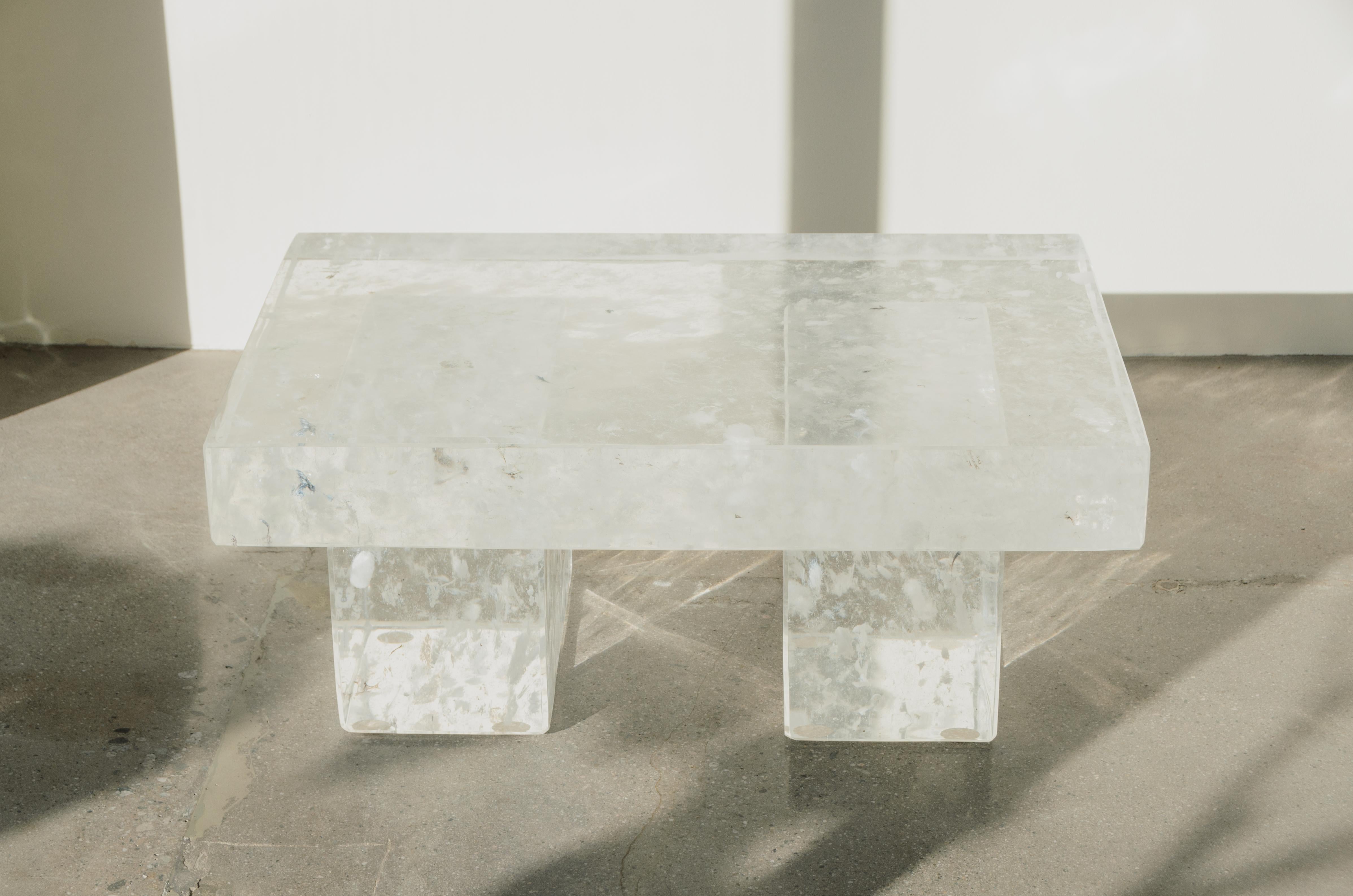 Ensemble de 3 tables
Cristal
Sculpté à la main
Chaque pièce est fabriquée individuellement et est unique.
Les inclusions de cristaux varient 
