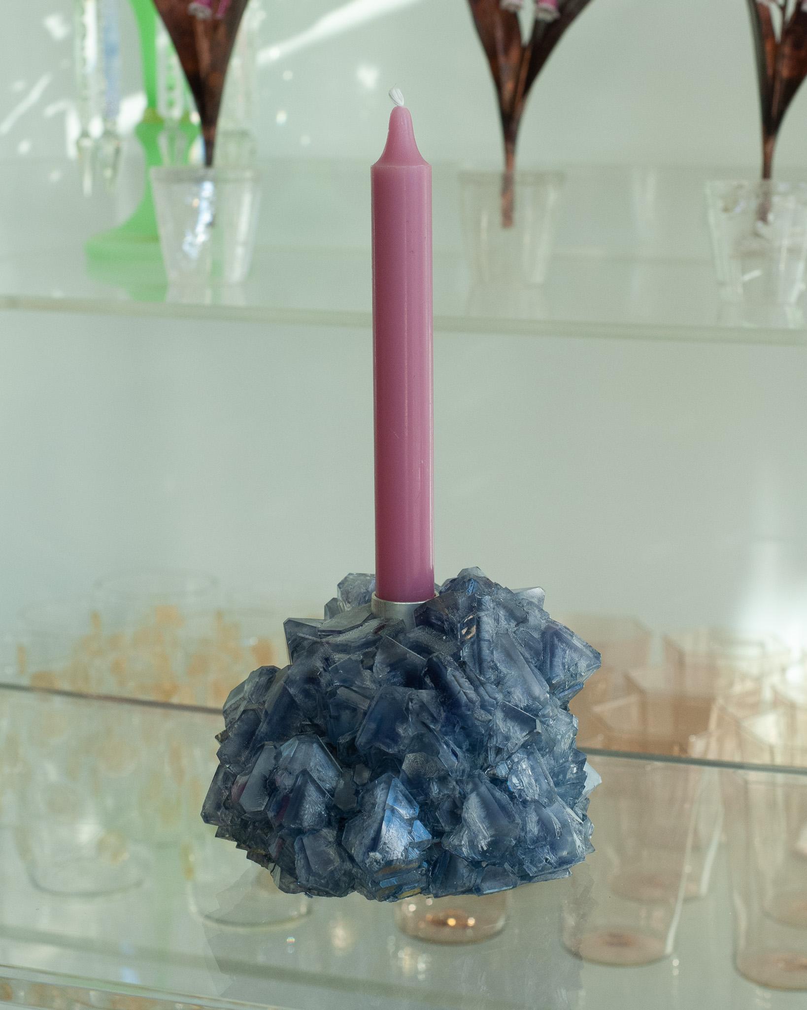 Ein wunderschöner kristallisierter Kerzenhalter in Blau des Künstlers Isaac Monté. Dieses originelle Kunstwerk wird in einem faszinierenden Prozess hergestellt, der Wissenschaft und Kunst miteinander verbindet. Durch das Auflösen von Mineralien und