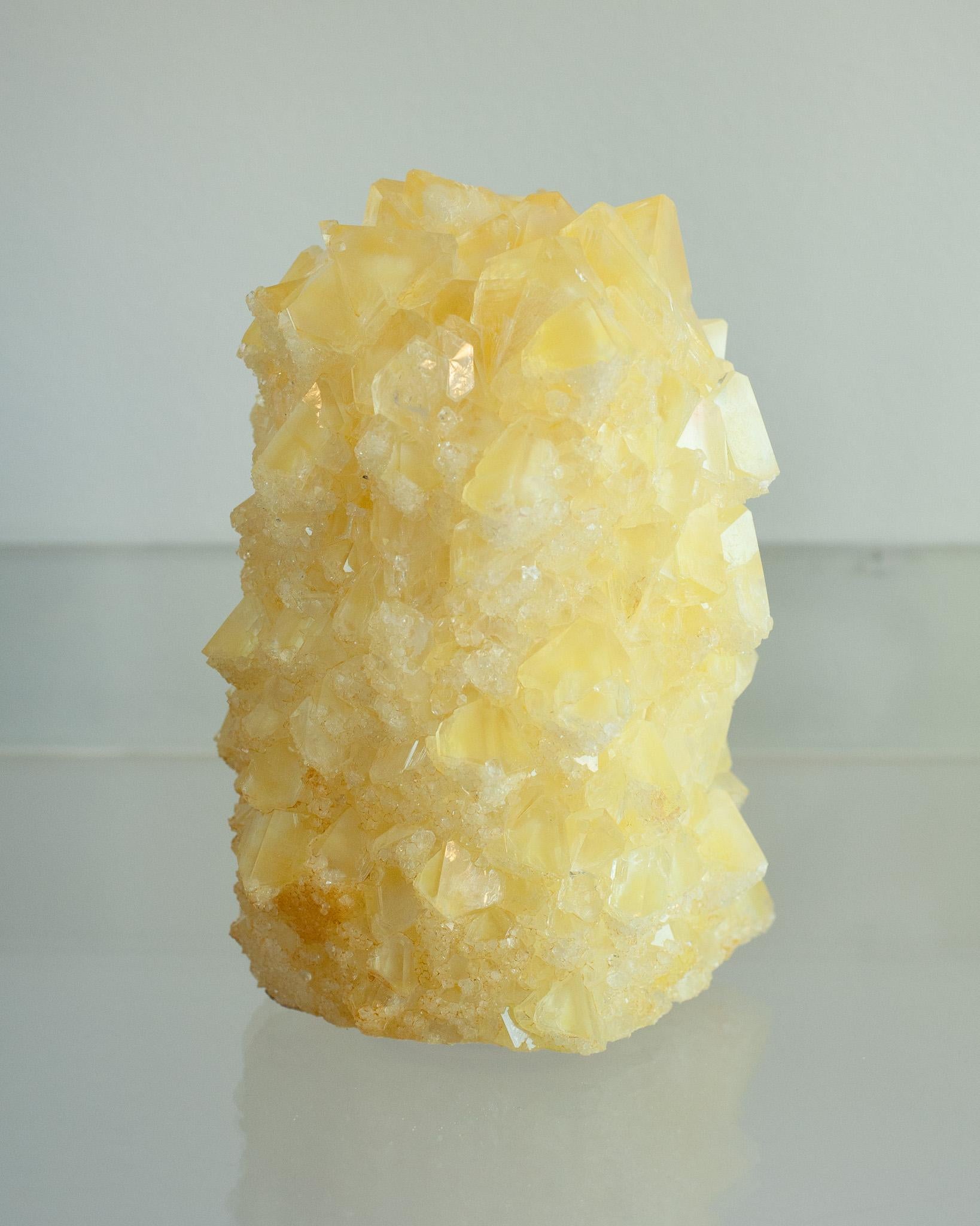 Uno splendido vaso cristallizzato di colore giallo, opera dell'artista Isaac Monté. Questa originale opera d'arte è prodotta attraverso un processo affascinante, che unisce scienza e arte. Sciogliendo minerali e ossidi in acqua calda, l'artista