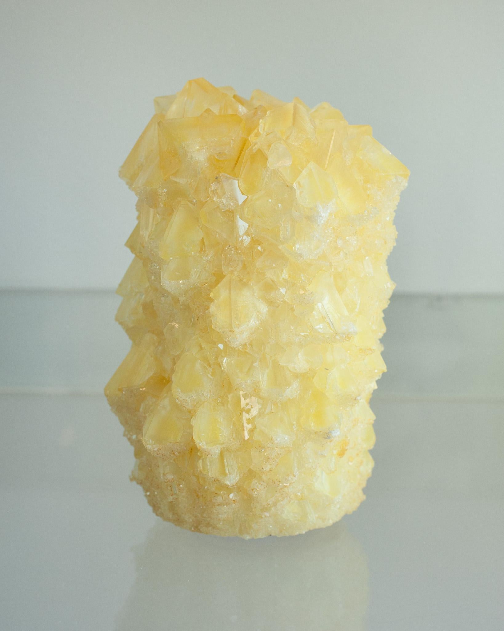 Olandese Vaso cristallizzato contemporaneo in giallo di Isaac Monté, Paesi Bassi in vendita