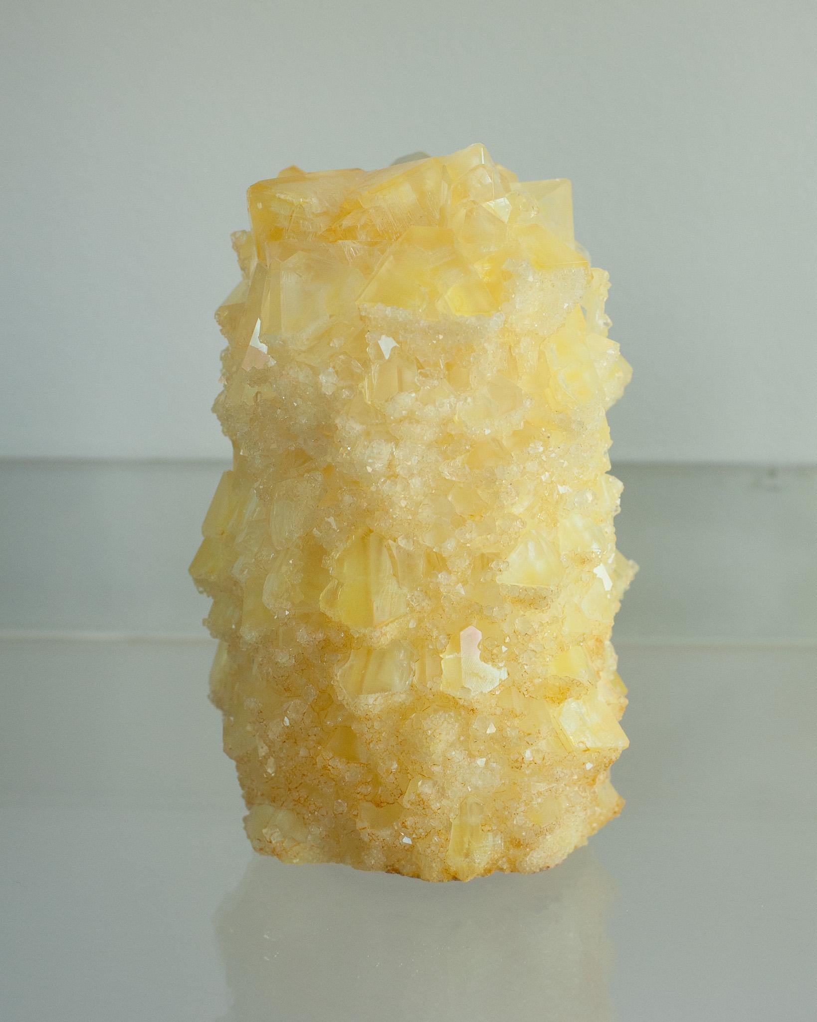 Olandese Vaso cristallizzato contemporaneo in giallo di Isaac Monté, Paesi Bassi in vendita