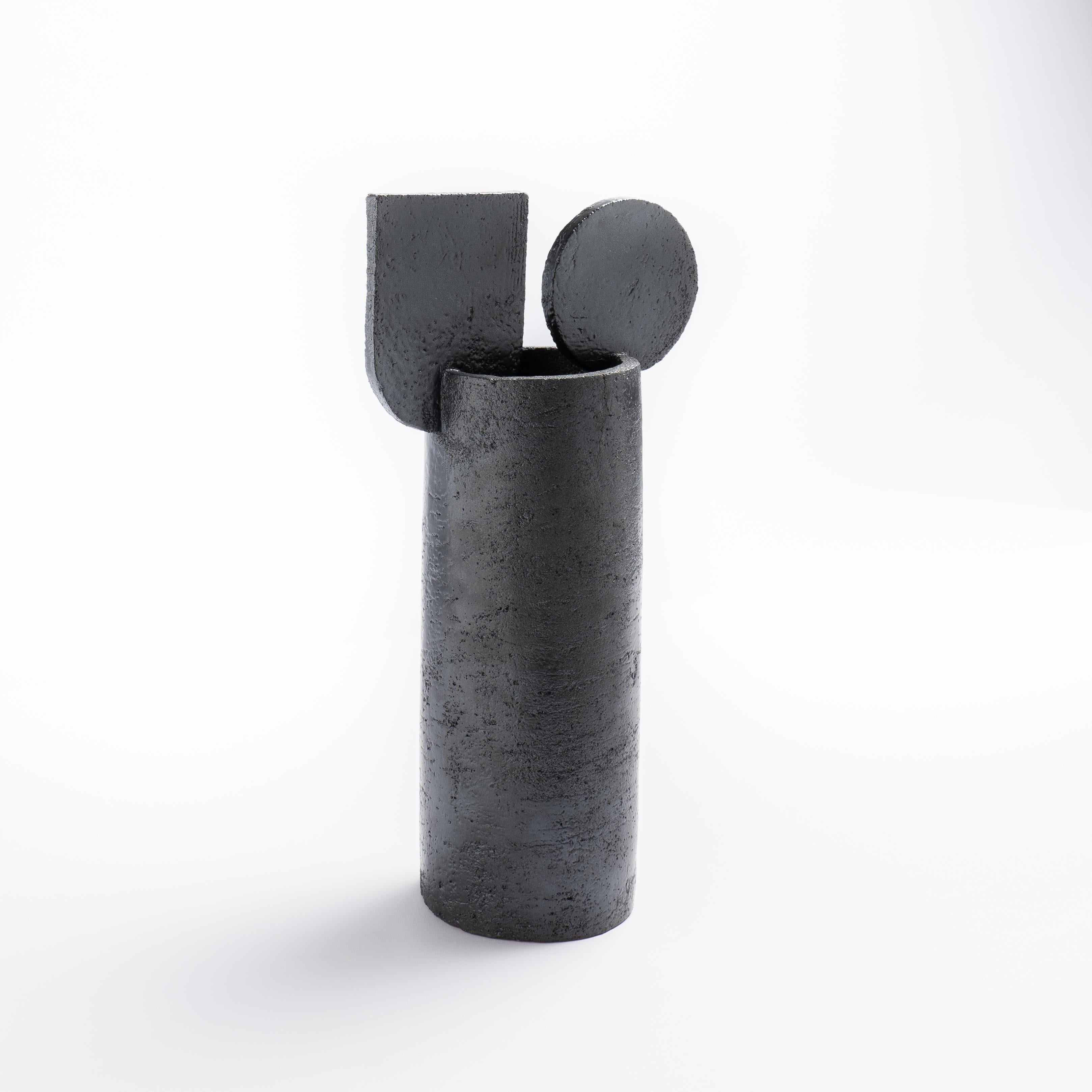 Moderne Vase contemporain Cuorecarpenito en terre cuite émaillée noire Collection Moaaustrale en vente
