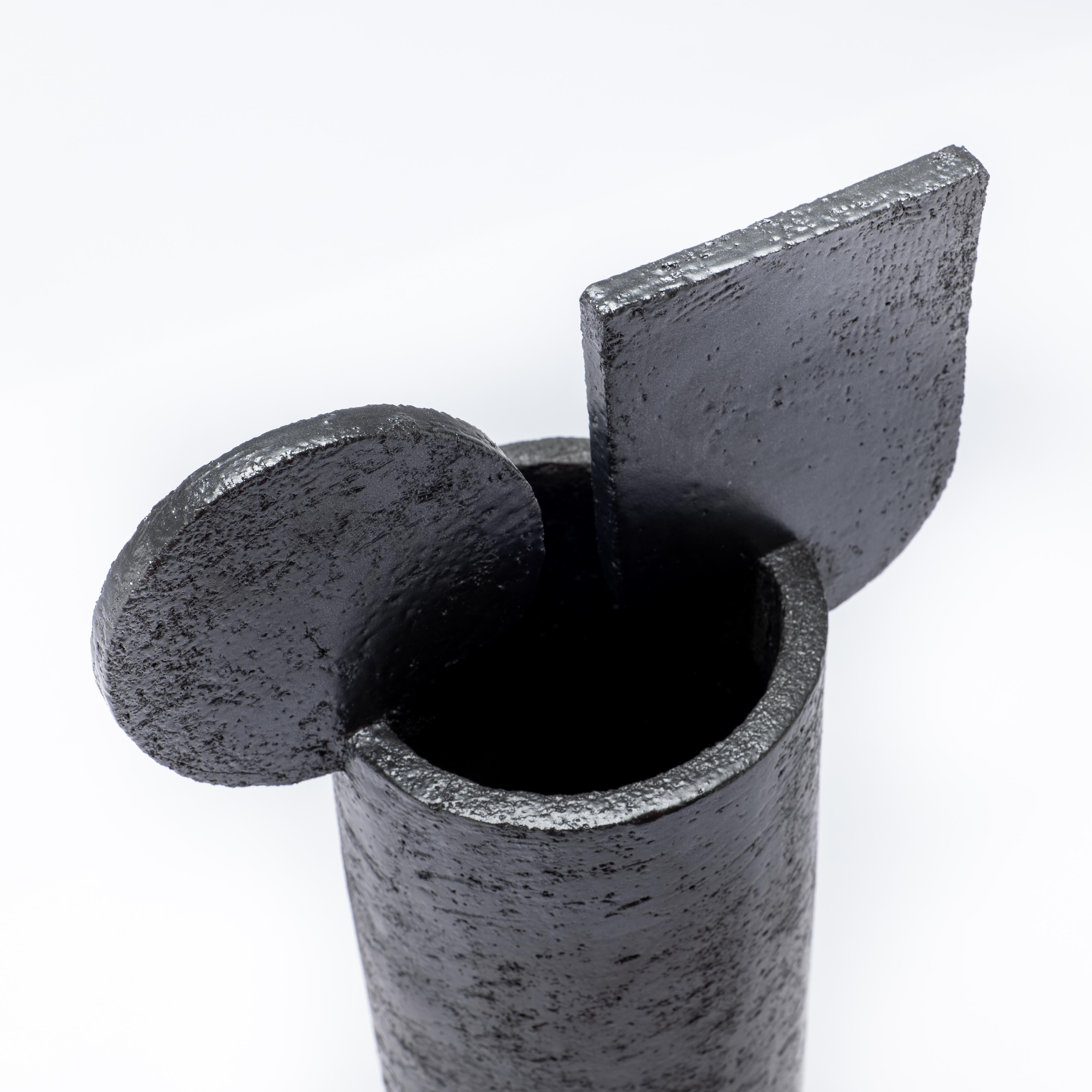 Fait main Vase contemporain Cuorecarpenito en terre cuite émaillée noire Collection Moaaustrale en vente