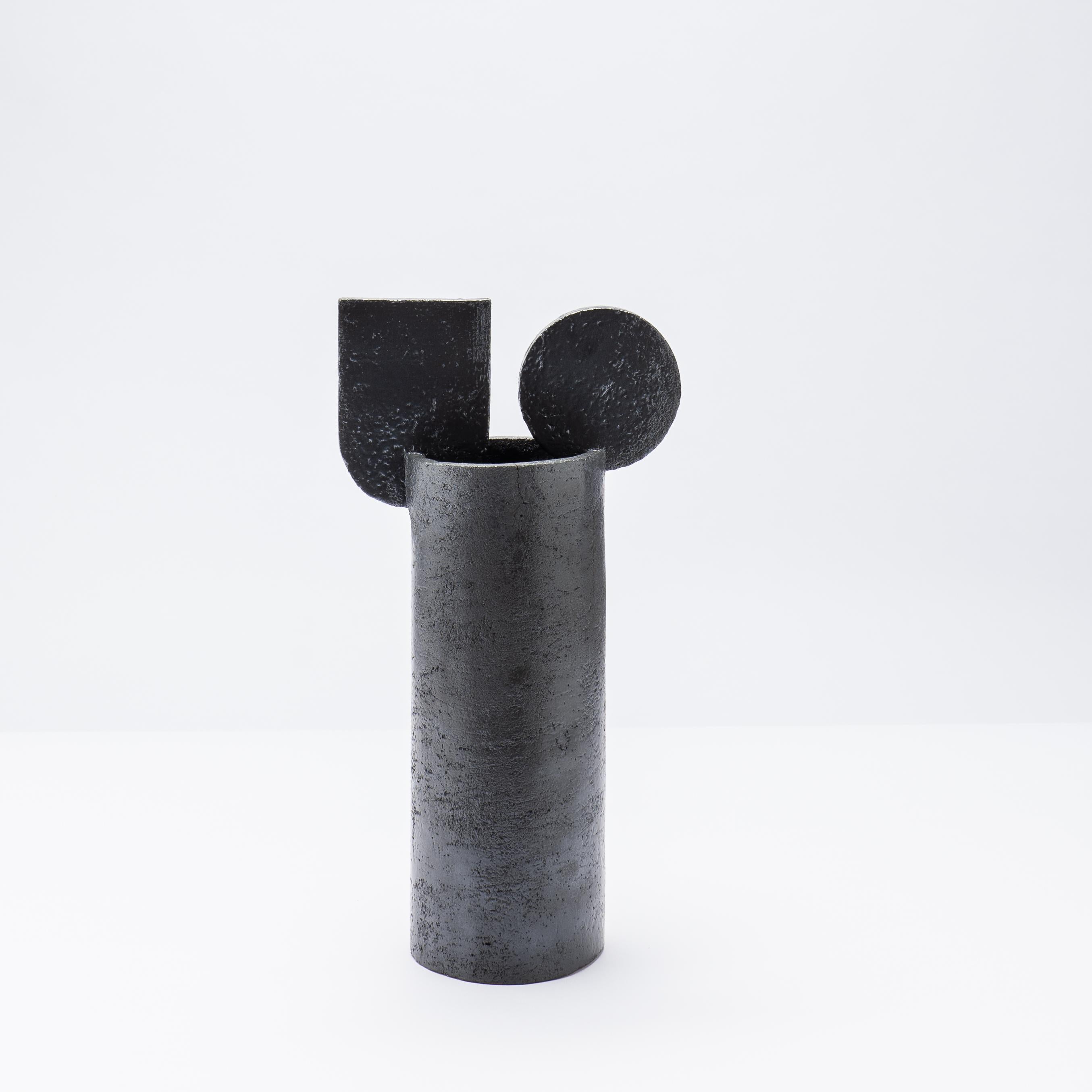 Zeitgenössische Cuorecarpenito-Vase aus glasierter Terrakotta in Schwarz aus der Moaaustrale-Kollektion im Zustand „Neu“ im Angebot in Reggio Emilia, IT