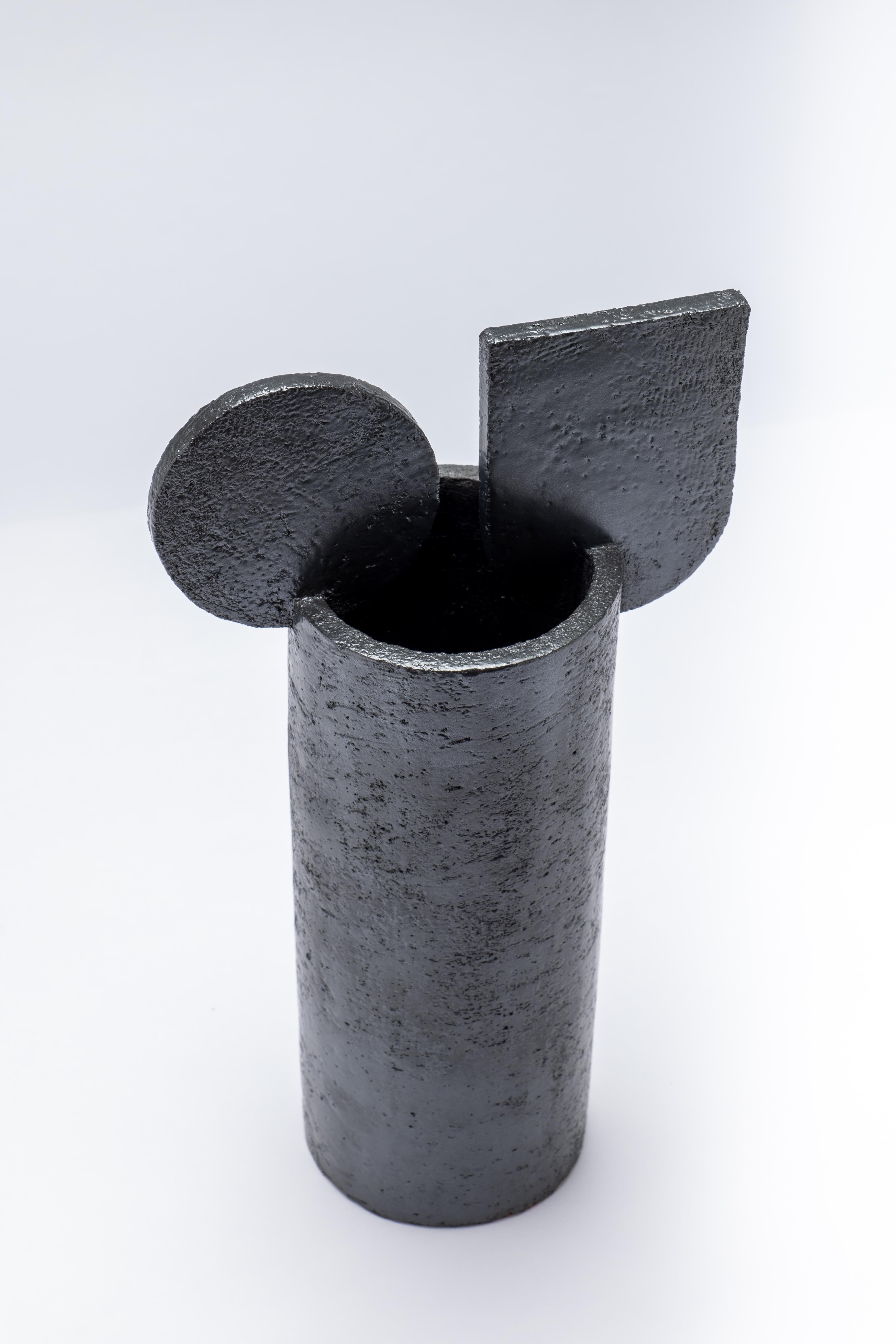 Zeitgenössische Cuorecarpenito-Vase aus glasierter Terrakotta in Schwarz aus der Moaaustrale-Kollektion (21. Jahrhundert und zeitgenössisch) im Angebot