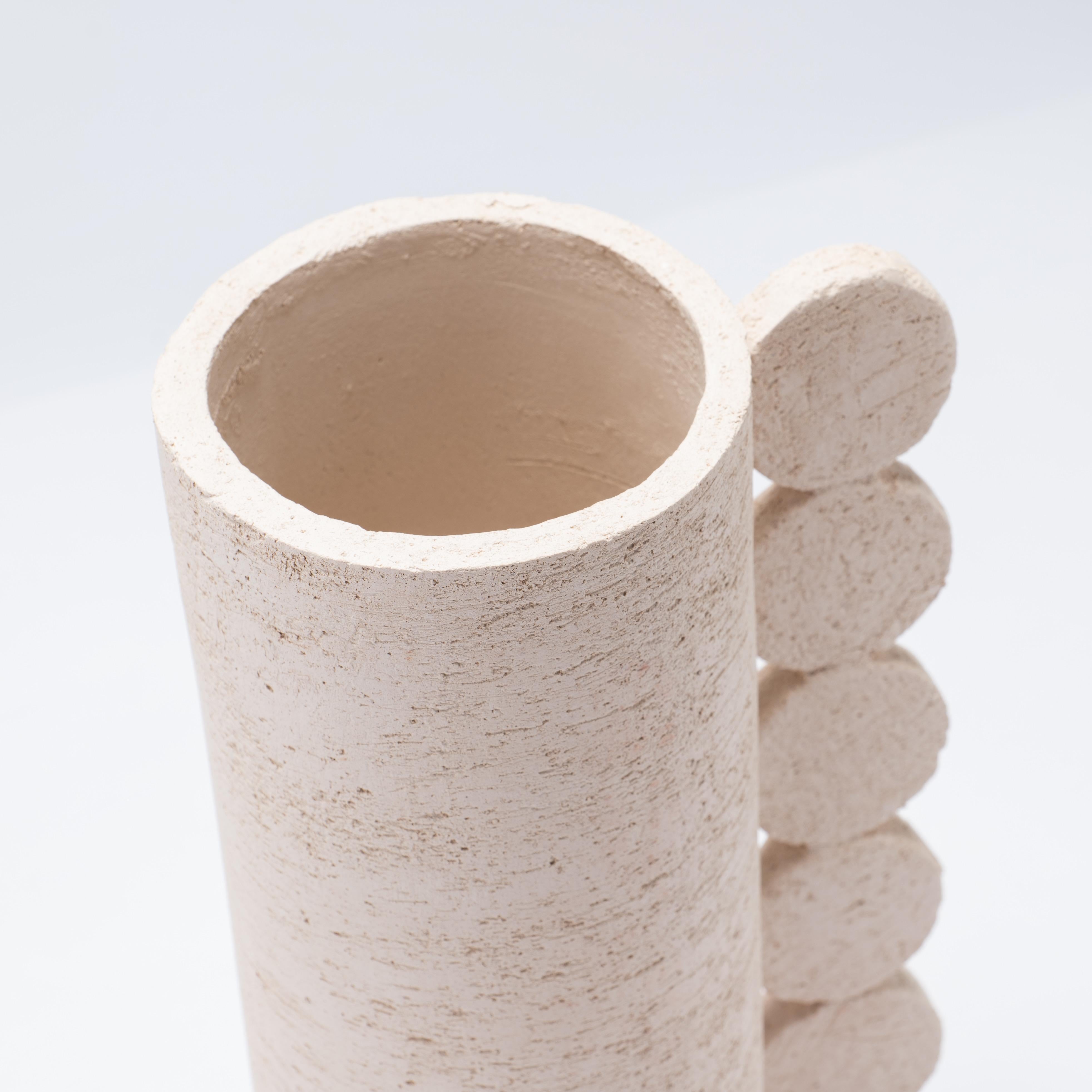 Le vase Bibi fait partie de la collection Australe.
Il est réalisé avec une plaque d'argile, c'est-à-dire en pliant une plaque d'argile autour d'une base en forme de disque pour créer la structure, qui est ensuite modelée manuellement pendant un