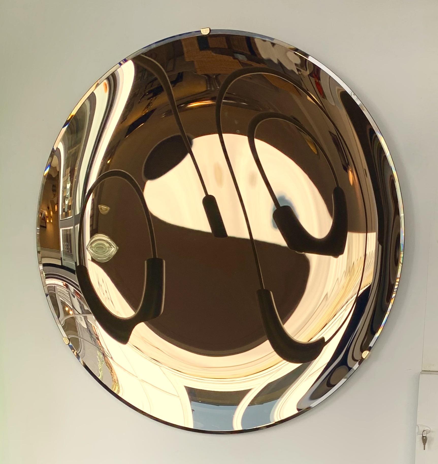 Miroir mural concave à courbe contemporaine en bronze doré, structure en laiton. Travail artisanal fait à la main par un petit atelier de design italien utilisant l'ancienne technique de mercurisation.

diamètre standard dimensions indiquées dans la