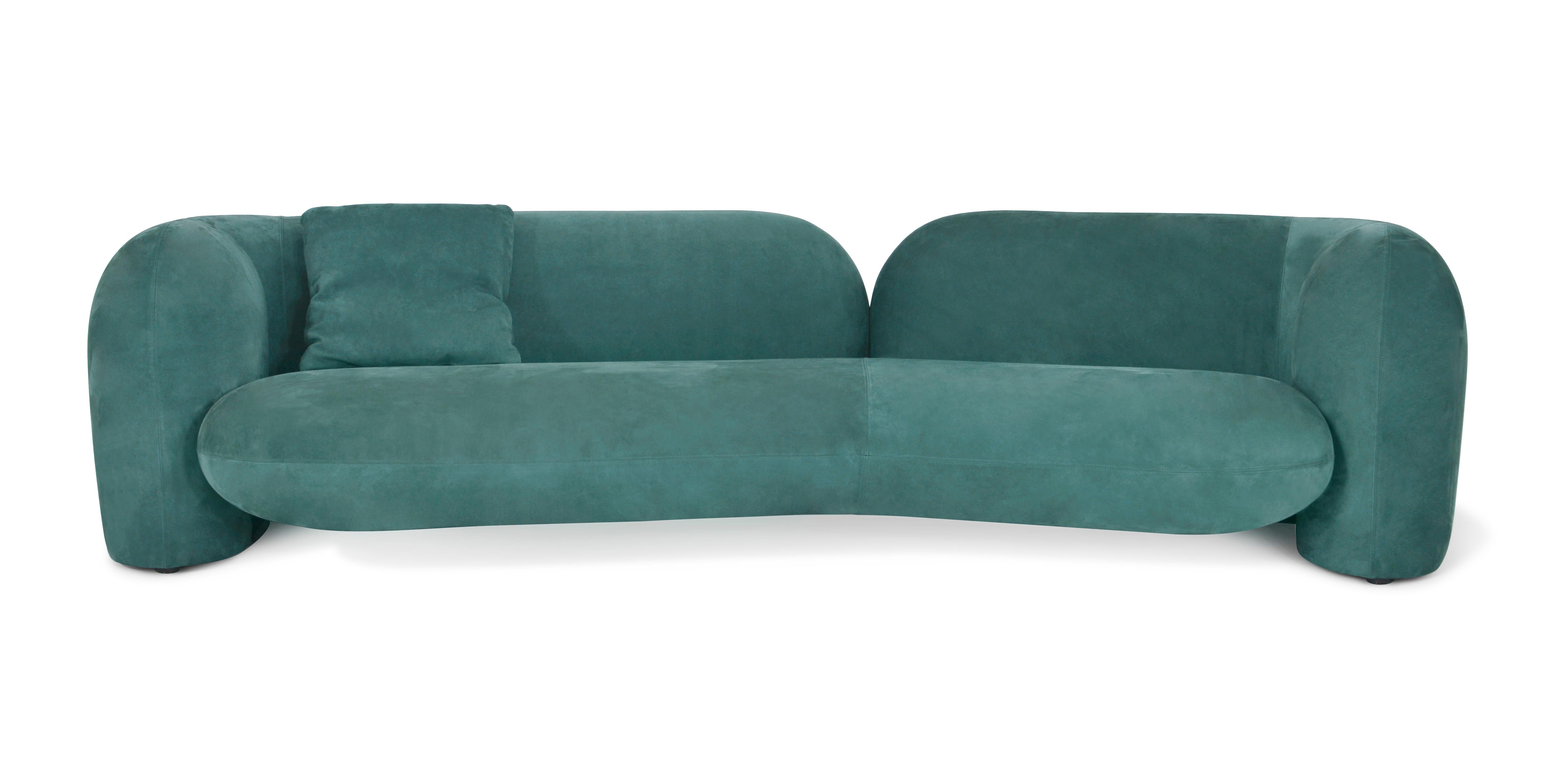 Gio sofa is the result of a long design process and a synergistic collaboration between the architect Luca Erba and company Cornelio Cappellini. This sofa amazes for its soft and defined volumes, but especially for the comfort given by the freshness