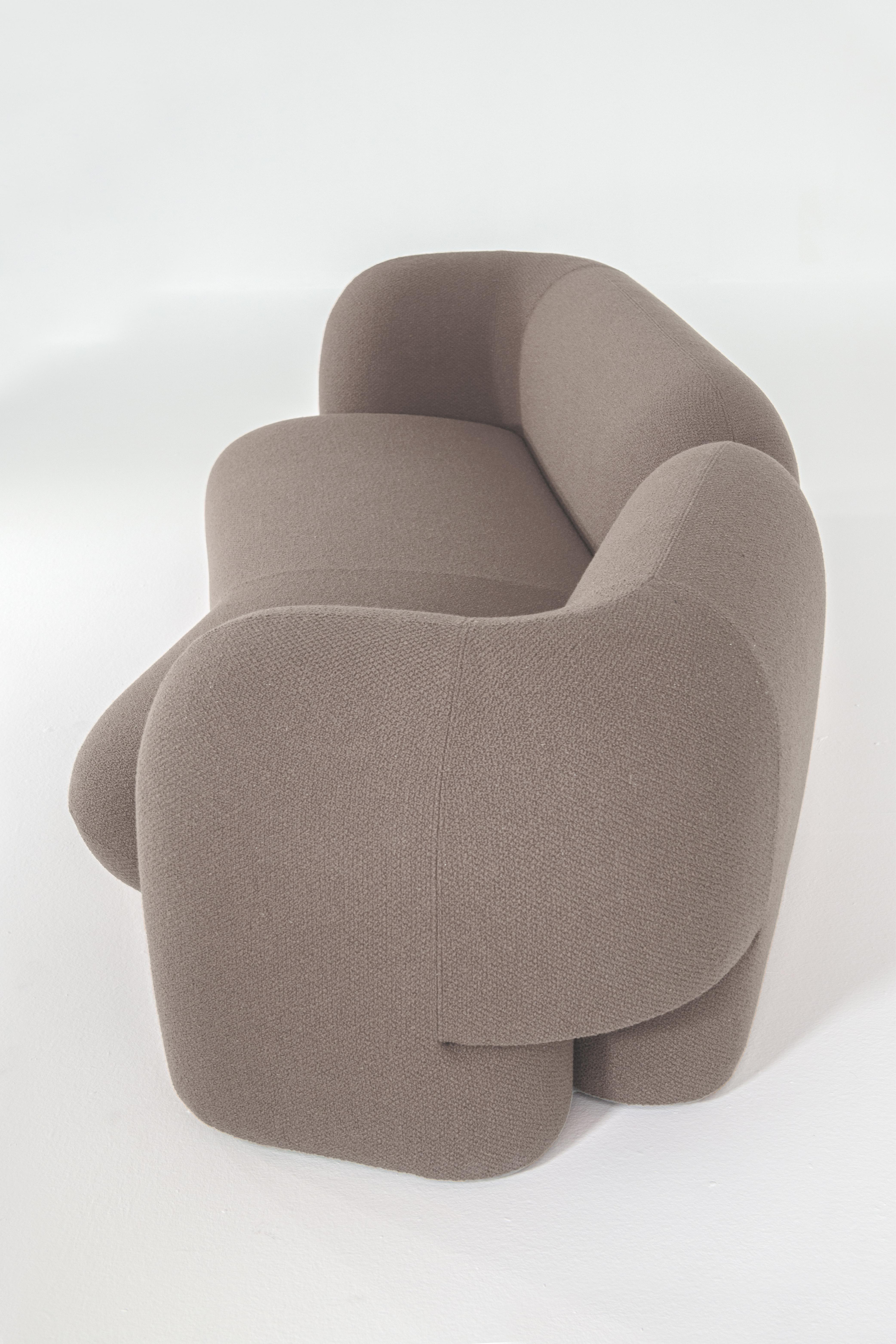Moderne Canapé trois places Contemporary Curve de HESSENTIA en tissu Bouclè coloris Mink en vente
