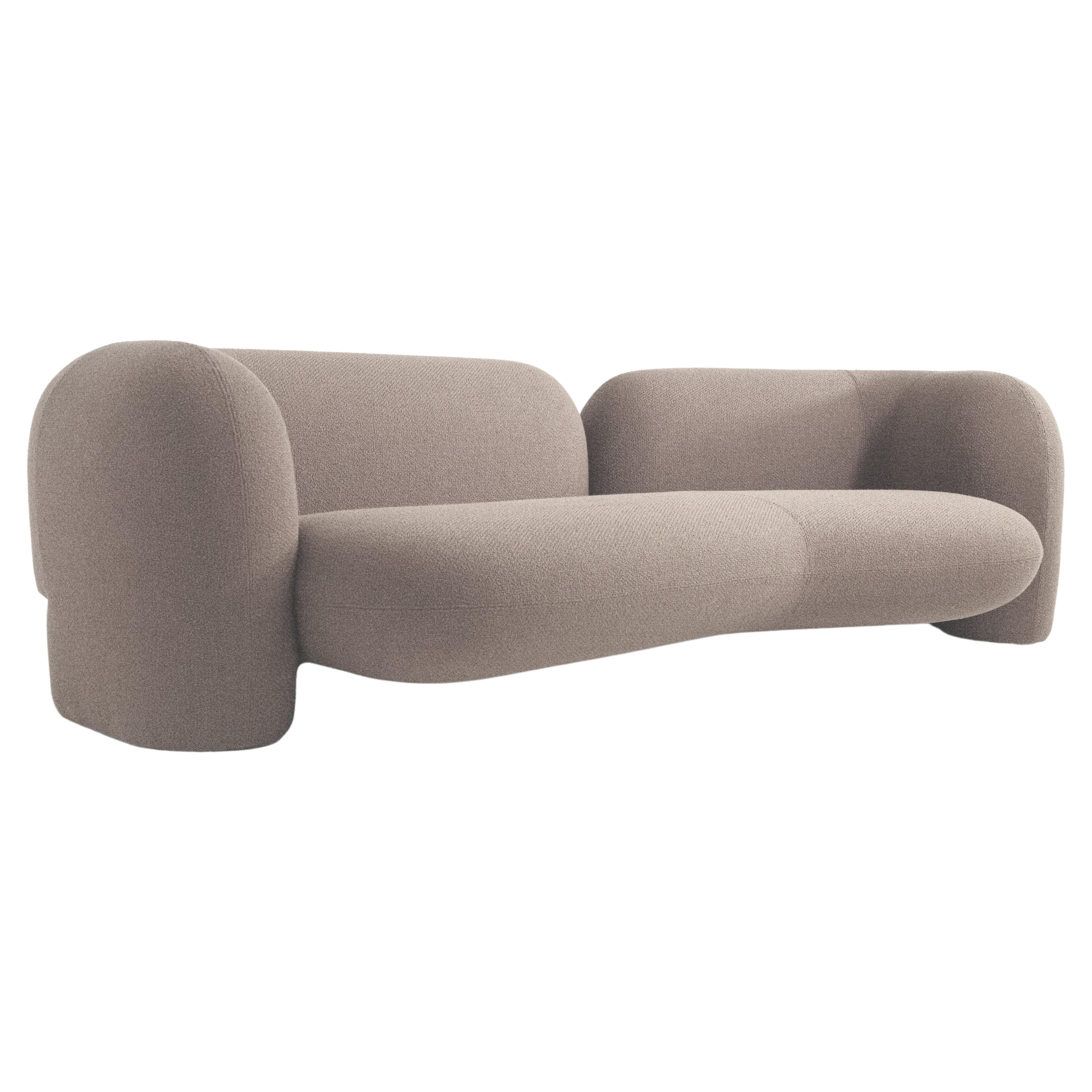 Contemporary Curve Dreisitzer-Sofa von HESSENTIA aus Bouclè-Stoff in der Farbe Mink