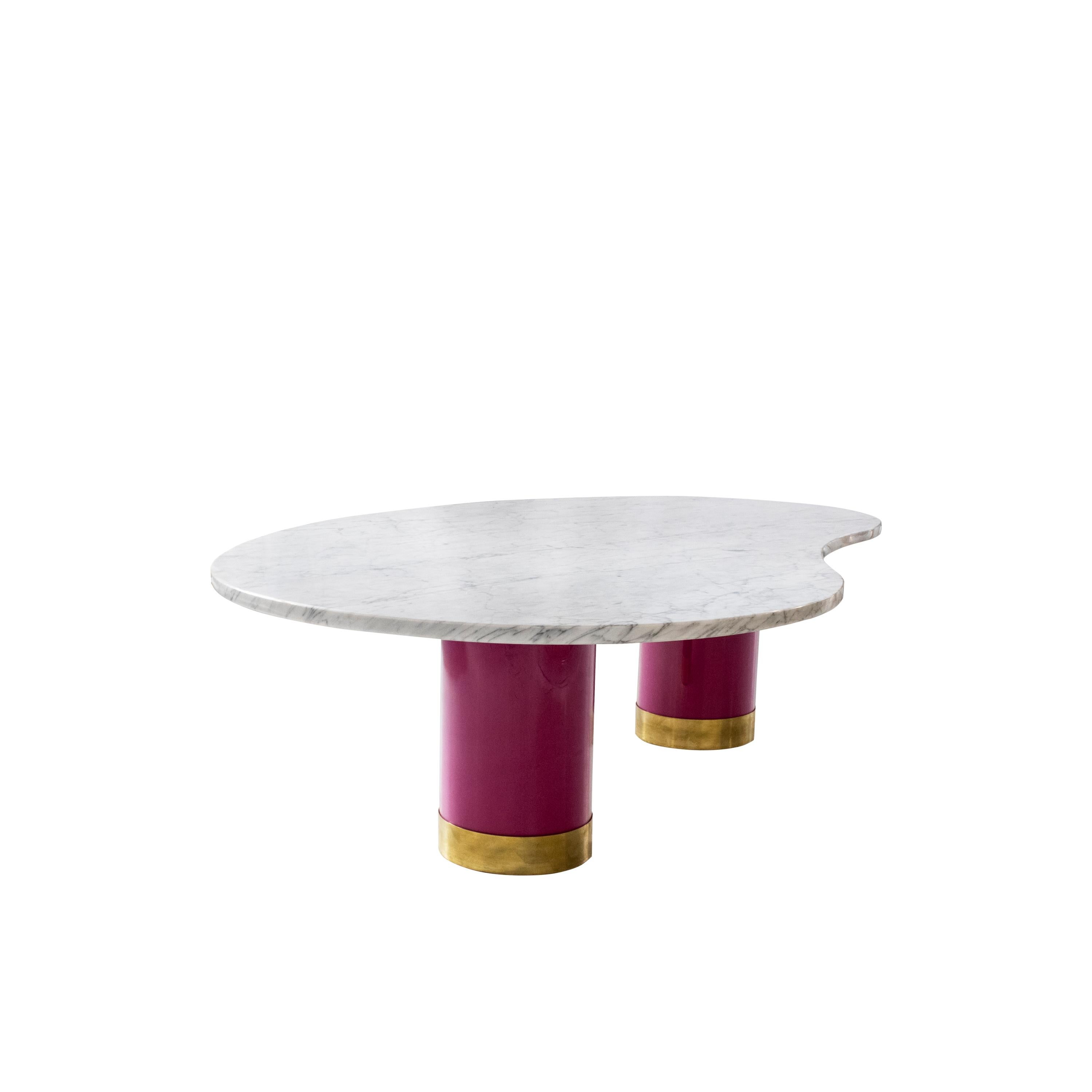 Table basse conçue par IKB 191, avec deux bases en méthacrylate transparent rempli d'un pigment naturel rose, finies par une plaque en laiton et un plateau incurvé en marbre de Carrare.