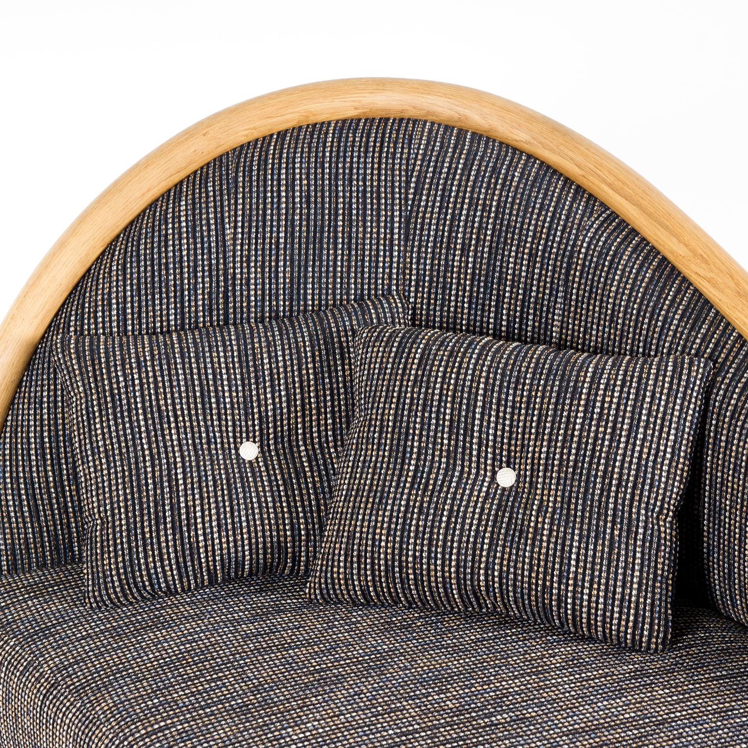 Contemporary Curved Chaise Longue made in Oak with Grey Fabric In New Condition For Sale In Bosham, GB