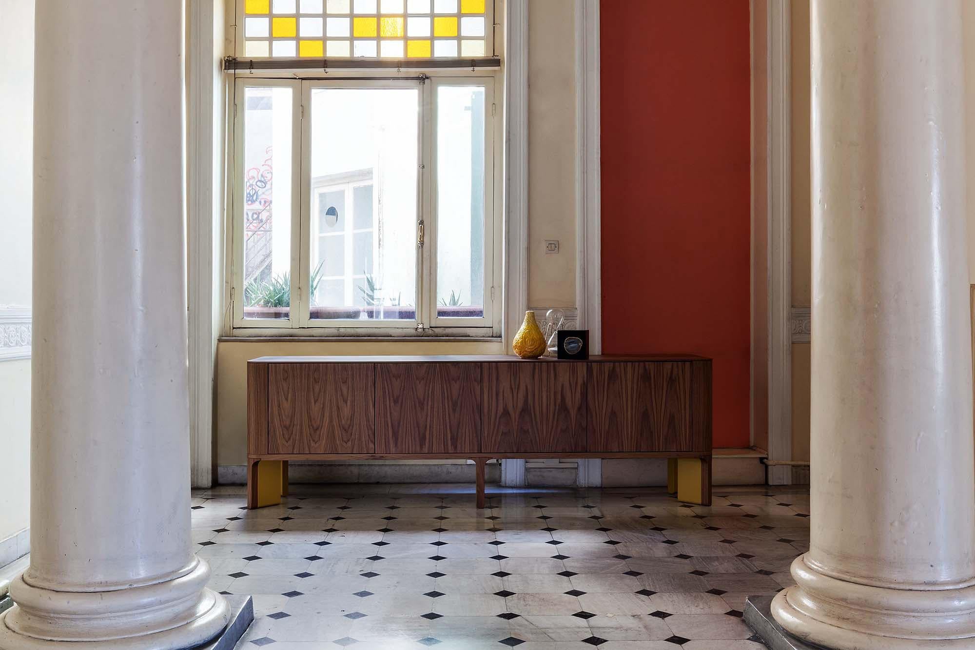 Buffet fabriqué à la main avec des coins arrondis. Quatre portes push-pull et étagère intérieure, base en deux sections en placage de chêne naturel et laque jaune or. Armoire intérieure toujours laquée comme base.
Artisanat européen.
Veuillez nous