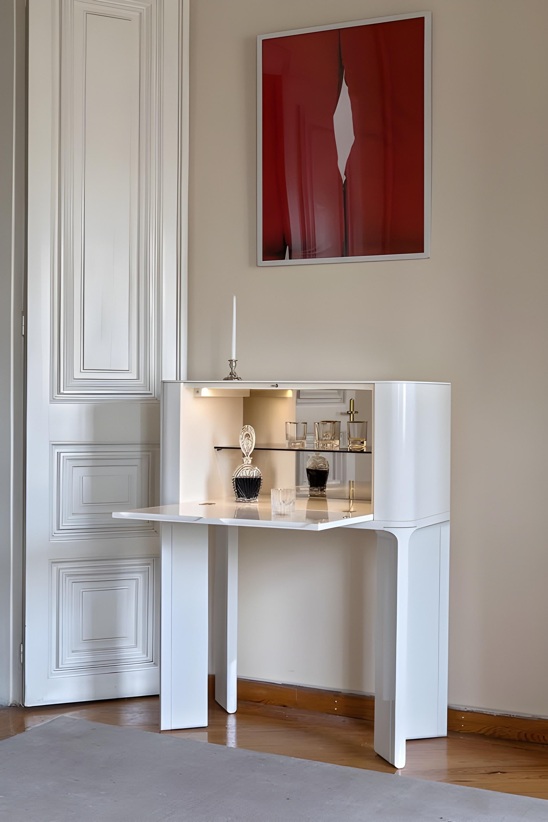 Contemporary Curved Highboard with Lacquered Base For Sale 2