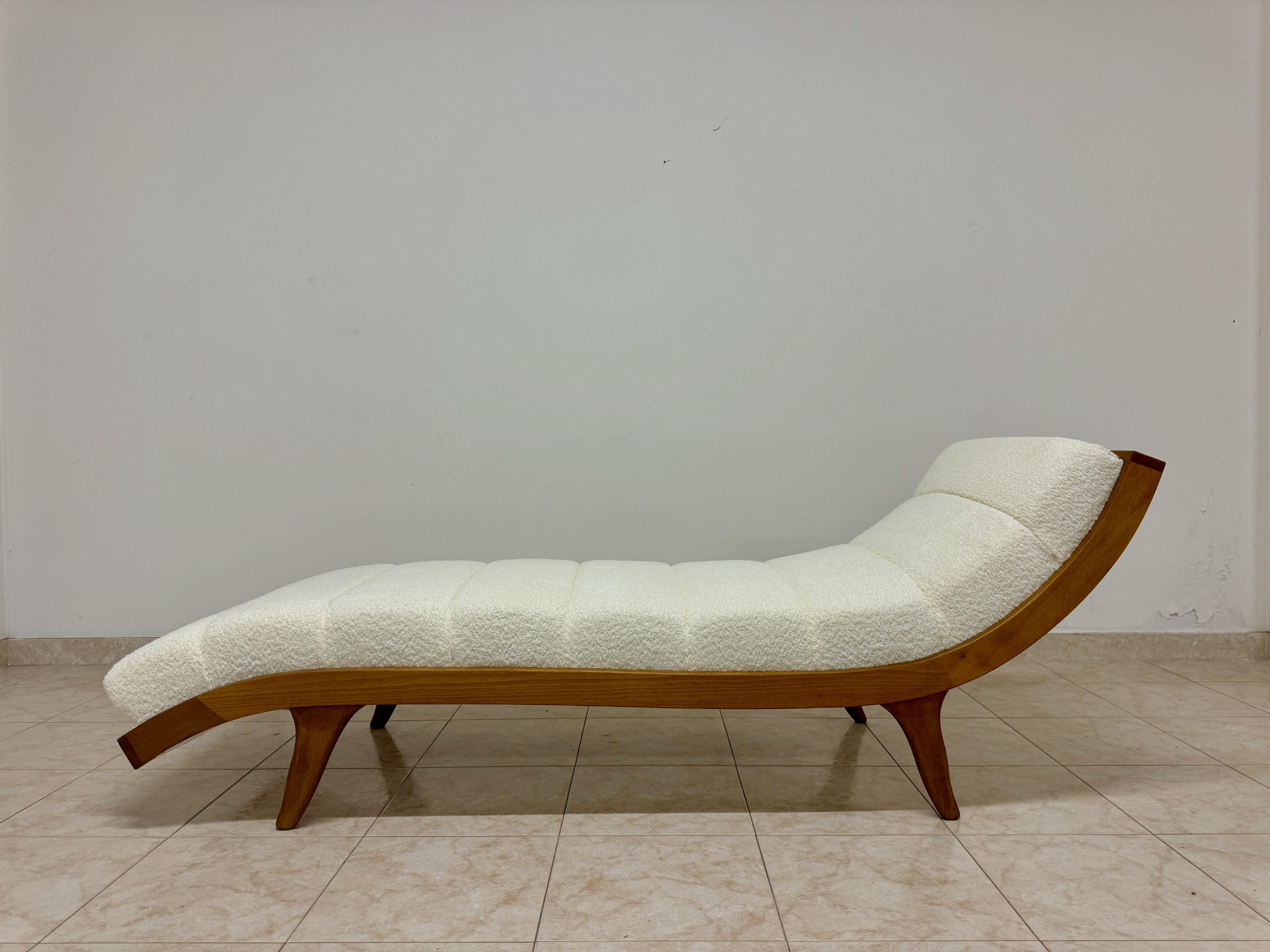 Un lit de jour contemporain, minutieusement fabriqué dans un petit atelier du nord de l'Italie. Cette pièce allie harmonieusement un design moderne et des influences du milieu du siècle, ce qui donne une chaise longue élégante et fonctionnelle. 

Le