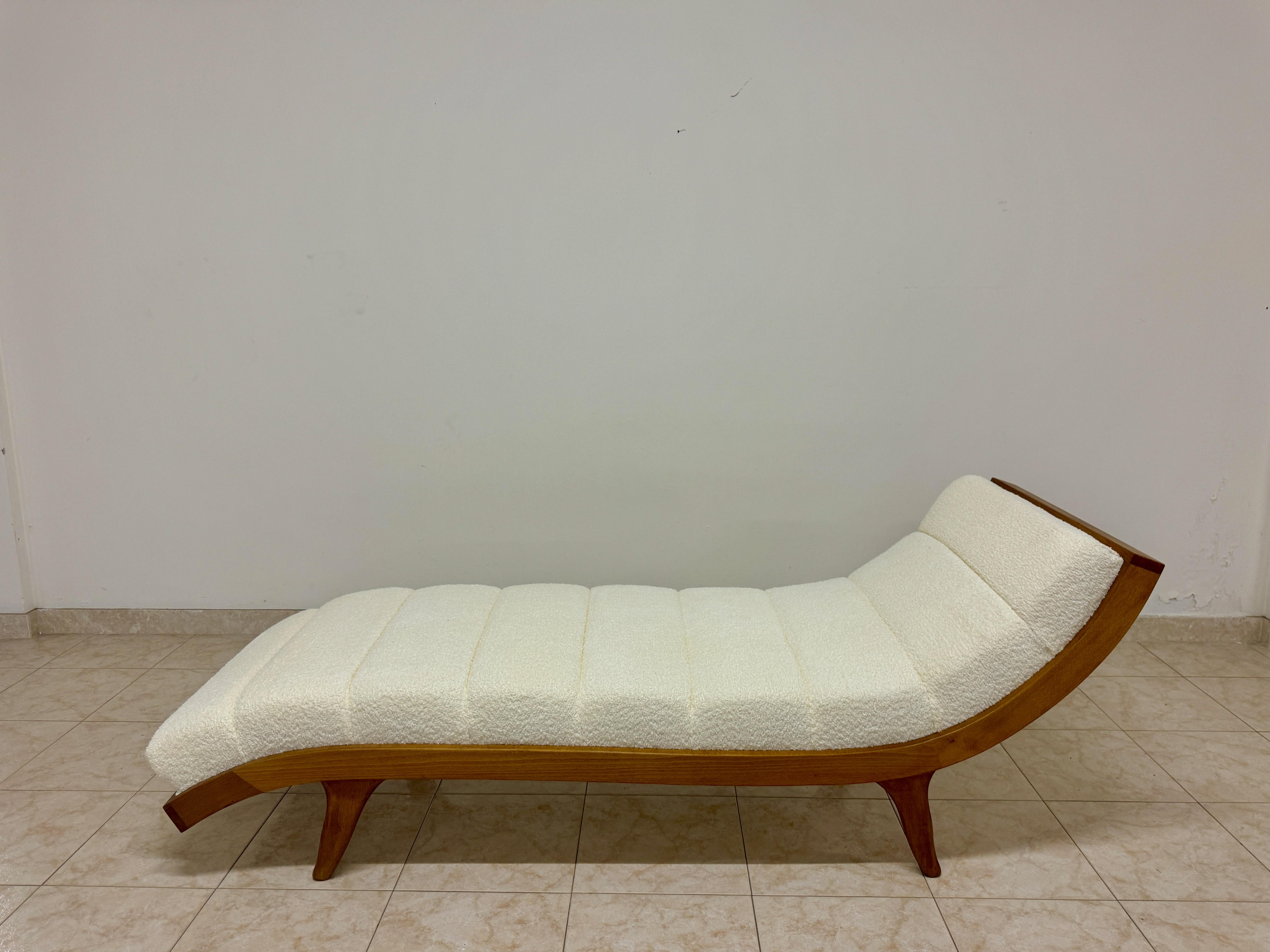 Lit de repos italien contemporain incurvé Neuf - En vente à London, London