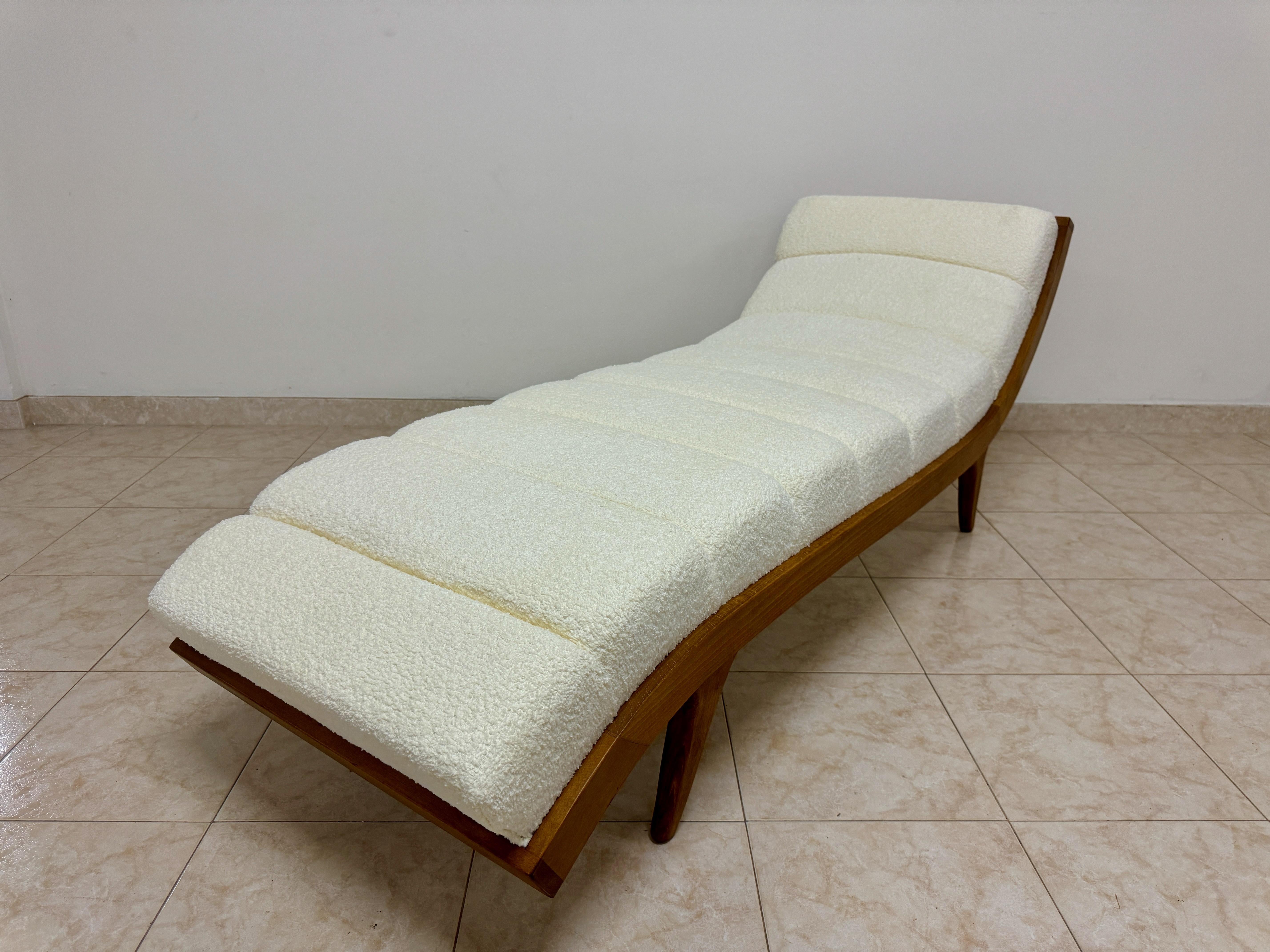 Lit de repos italien contemporain incurvé en vente 2