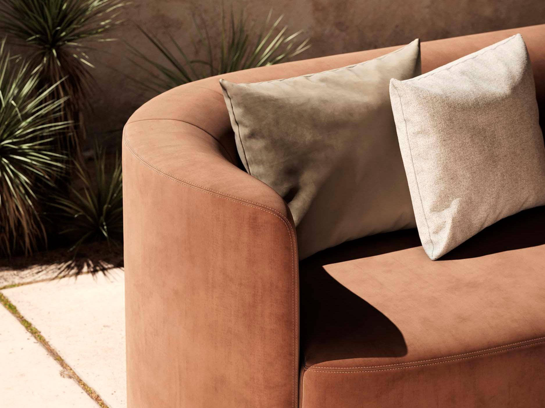 Extra tief gebogenes Sofa aus Samt und Metallgestell, angeboten in Performance im Zustand „Neu“ im Angebot in New York, NY