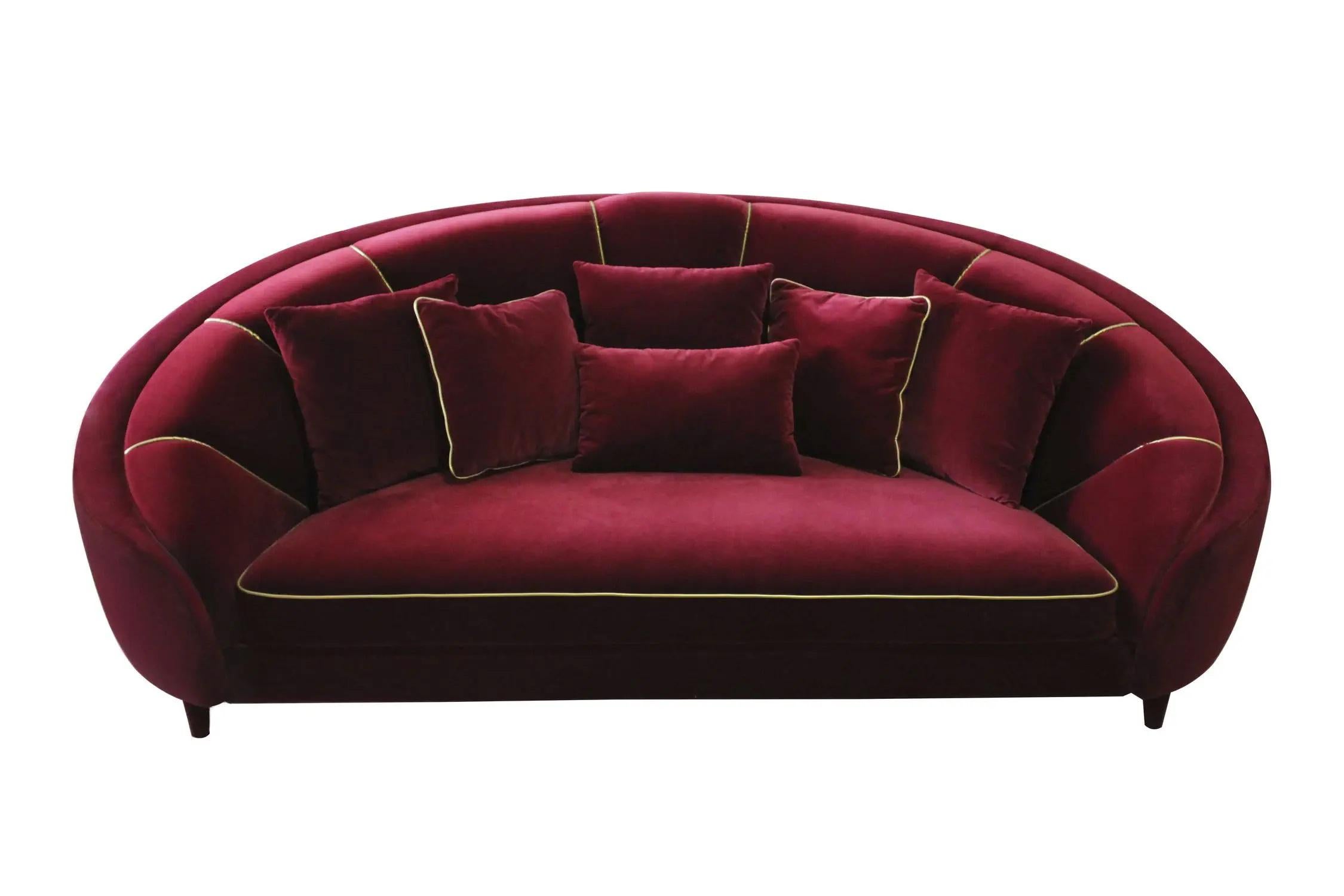 Handgefertigtes, geschwungenes Sofa, inspiriert vom luxuriösen Art-Déco-Stil, mit fließenden Kurven und detaillierten goldenen Paspeln, die eine zarte Note verleihen. 
Setzen Sie sich mit uns in Verbindung, um sich über die COM/COL-Produktion, die