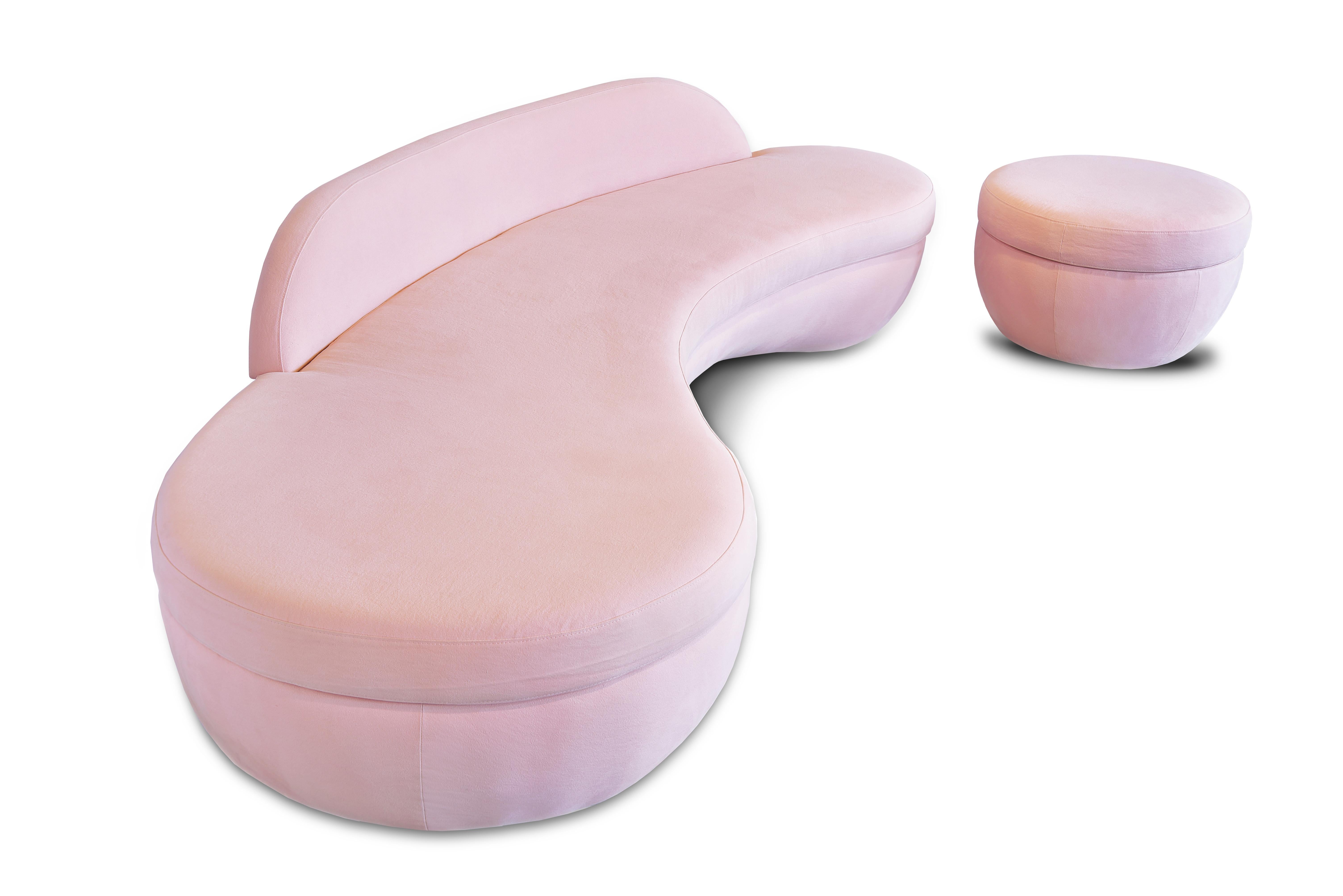 Sense sofa, by Tiago Curioni has a bean design, but it differs from the other models because it has a free span in the center that defies the limitations of the design as much as possible. Developed after numerous stability tests, it is done