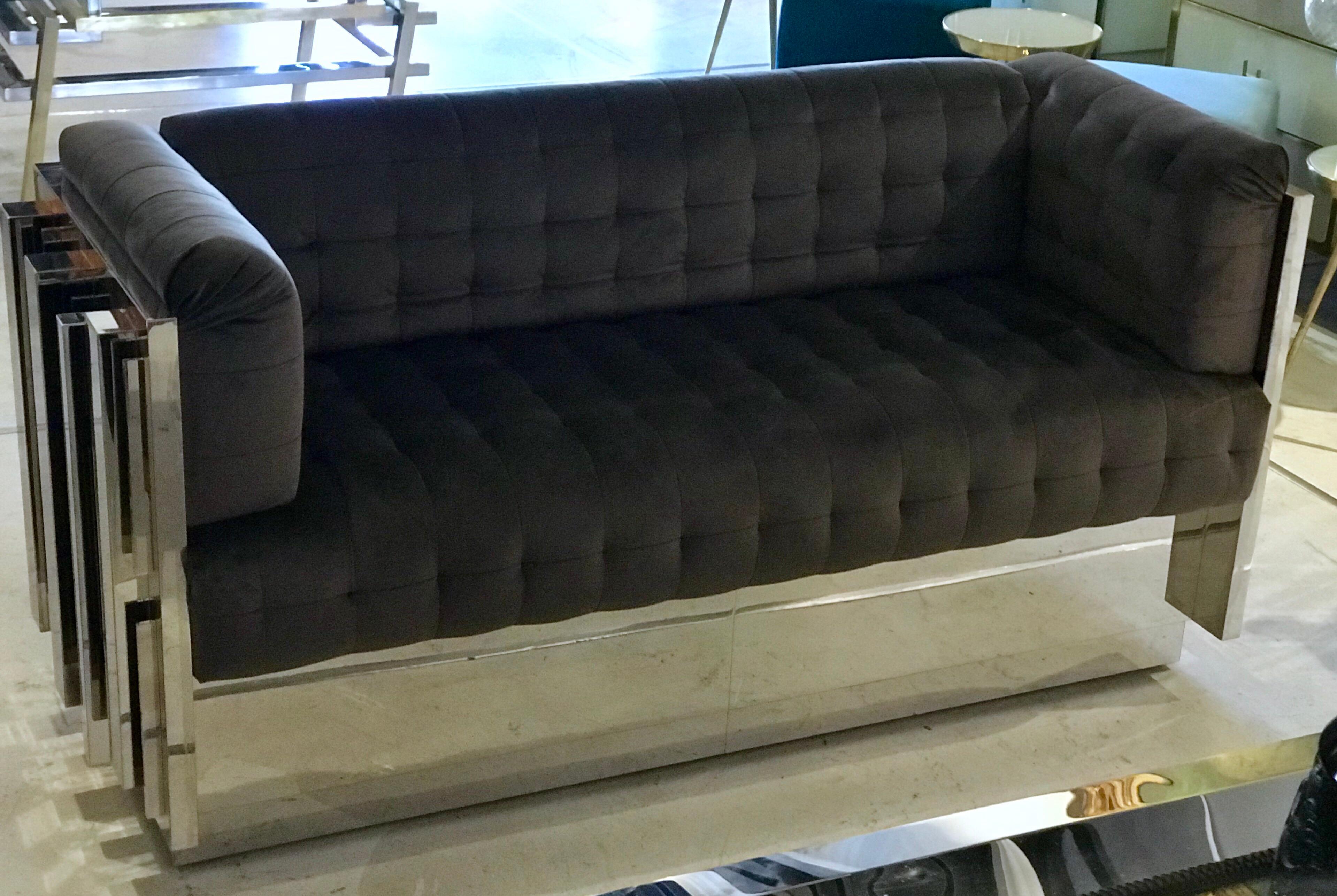 Zeitgenössisches maßgeschneidertes Sofa aus poliertem Edelstahl mit Spiegeln 4