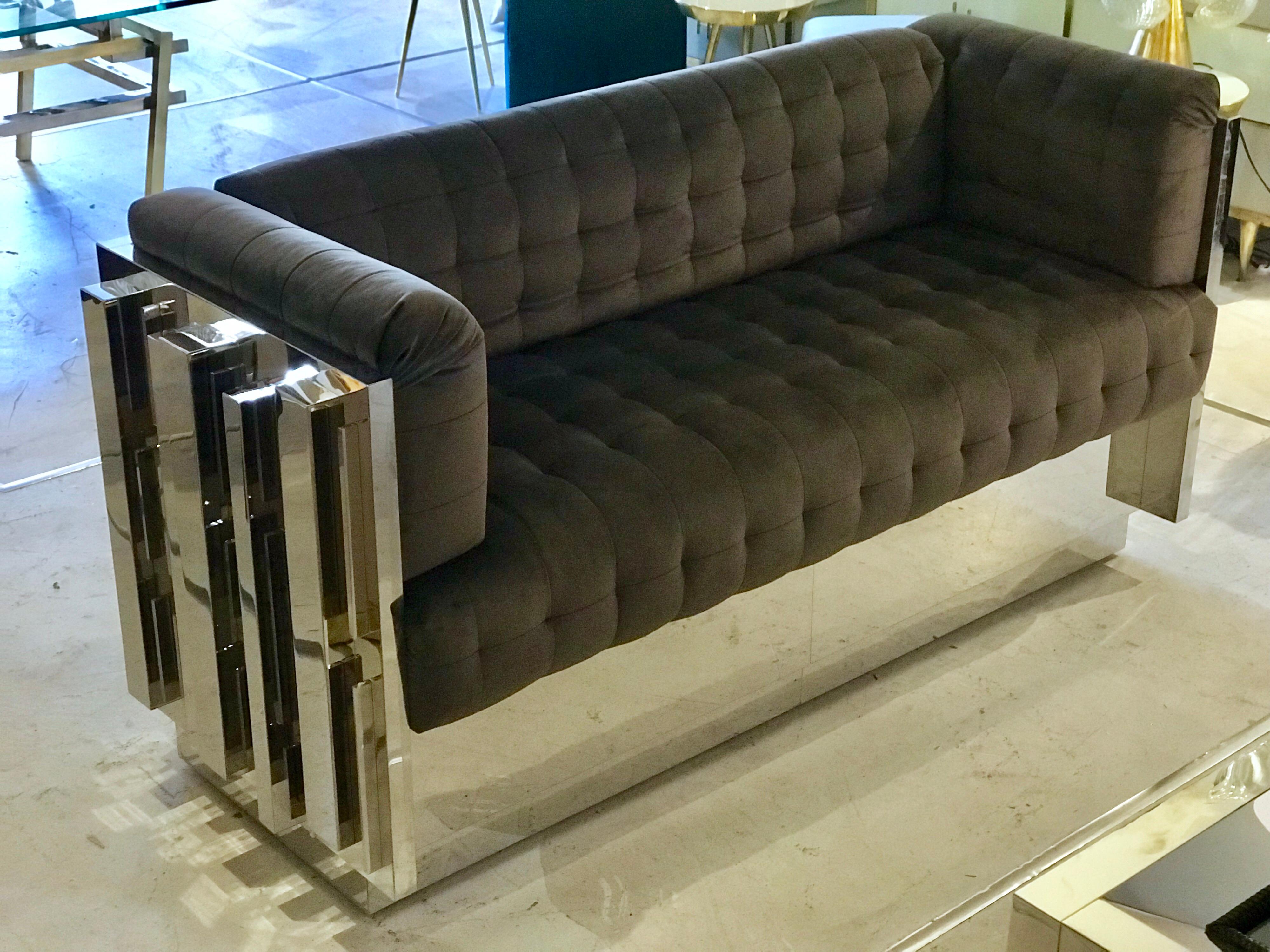 Zeitgenössisches maßgeschneidertes Sofa aus poliertem Edelstahl mit Spiegeln (Moderne)
