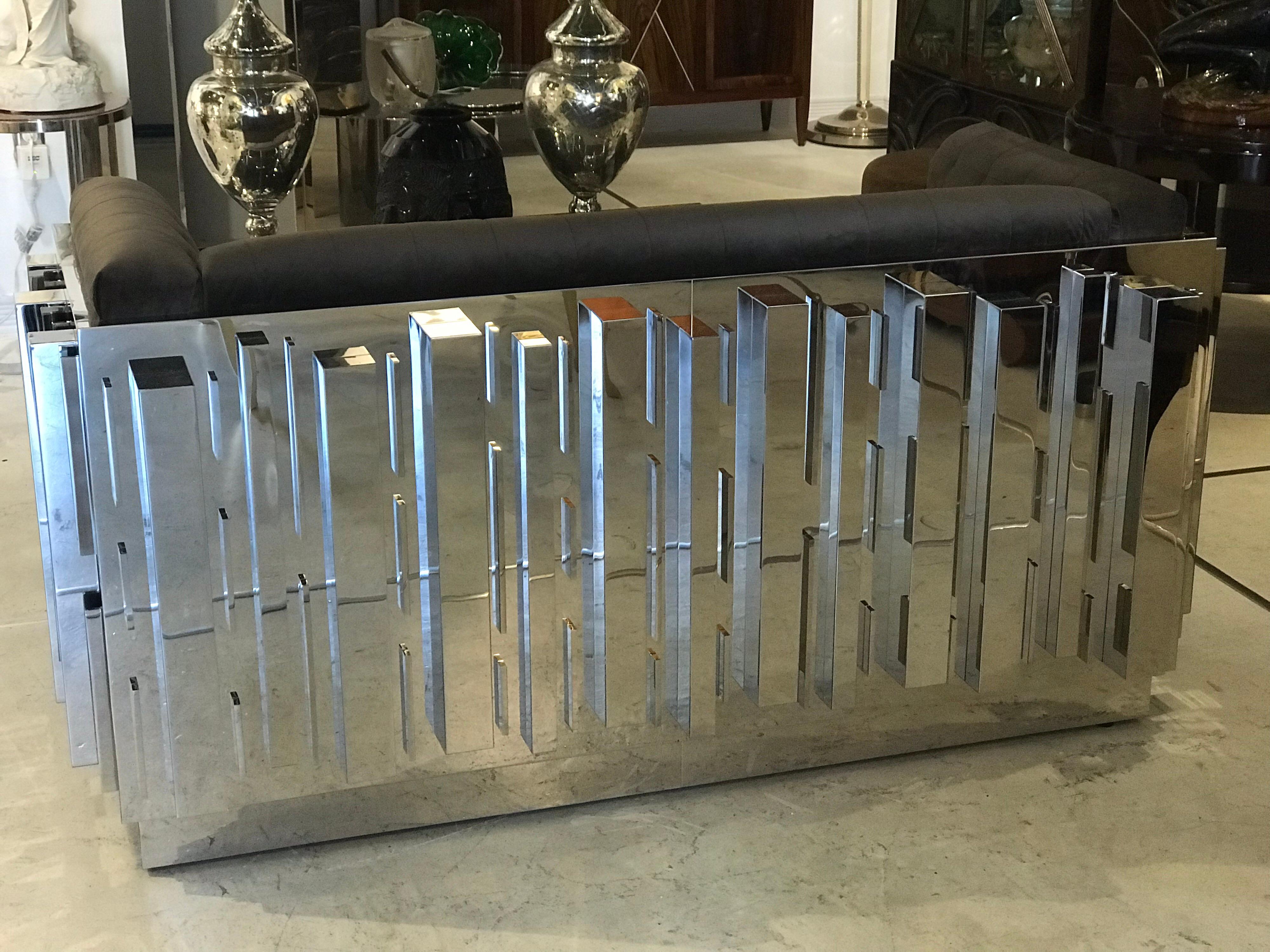 Zeitgenössisches maßgeschneidertes Sofa aus poliertem Edelstahl mit Spiegeln (Italienisch)