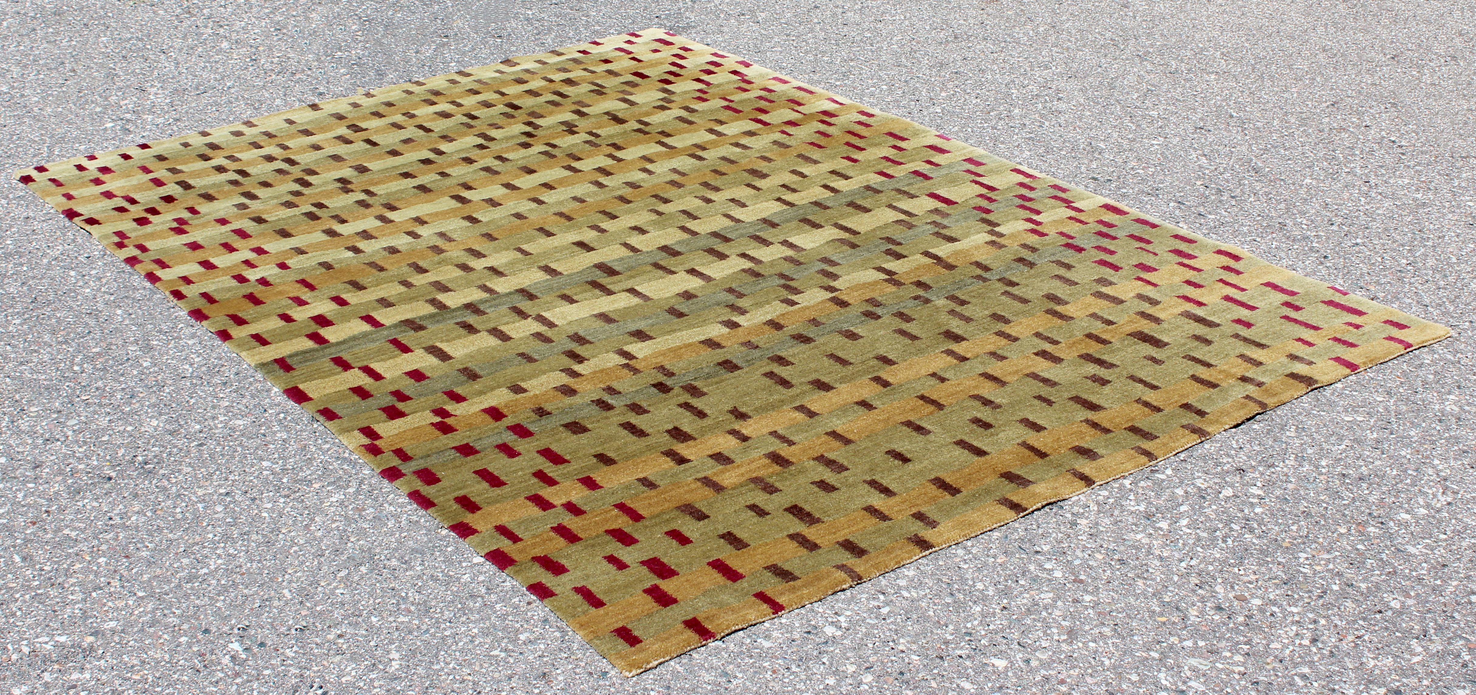 Contemporary Custom Made Modernist Wool Silk Blend Rectangular Area Rug Carpet In Good Condition In Keego Harbor, MI