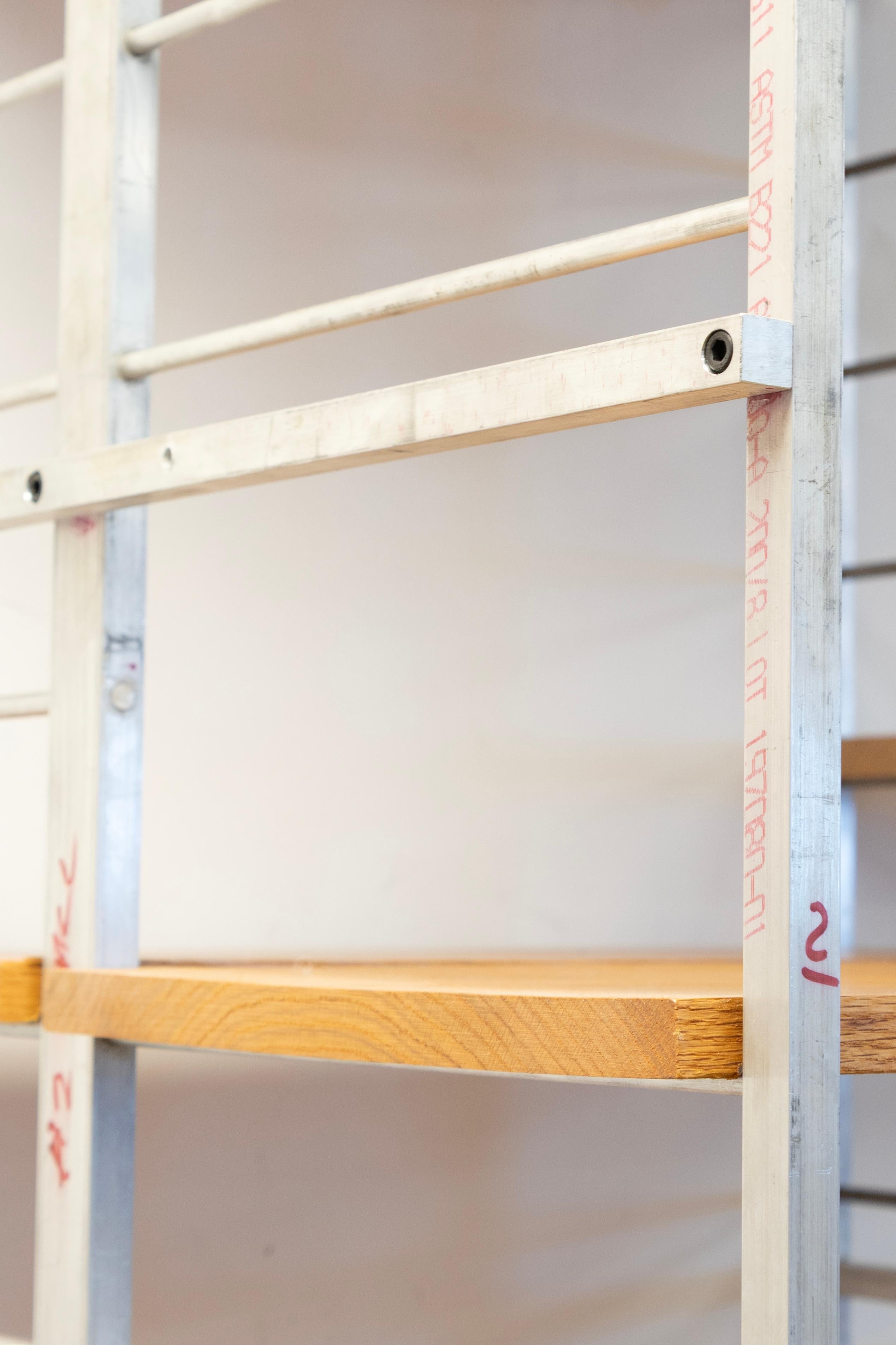 Moderne Meuble mural modulaire contemporain à étagères en bois et métal, fabriqué sur mesure en vente