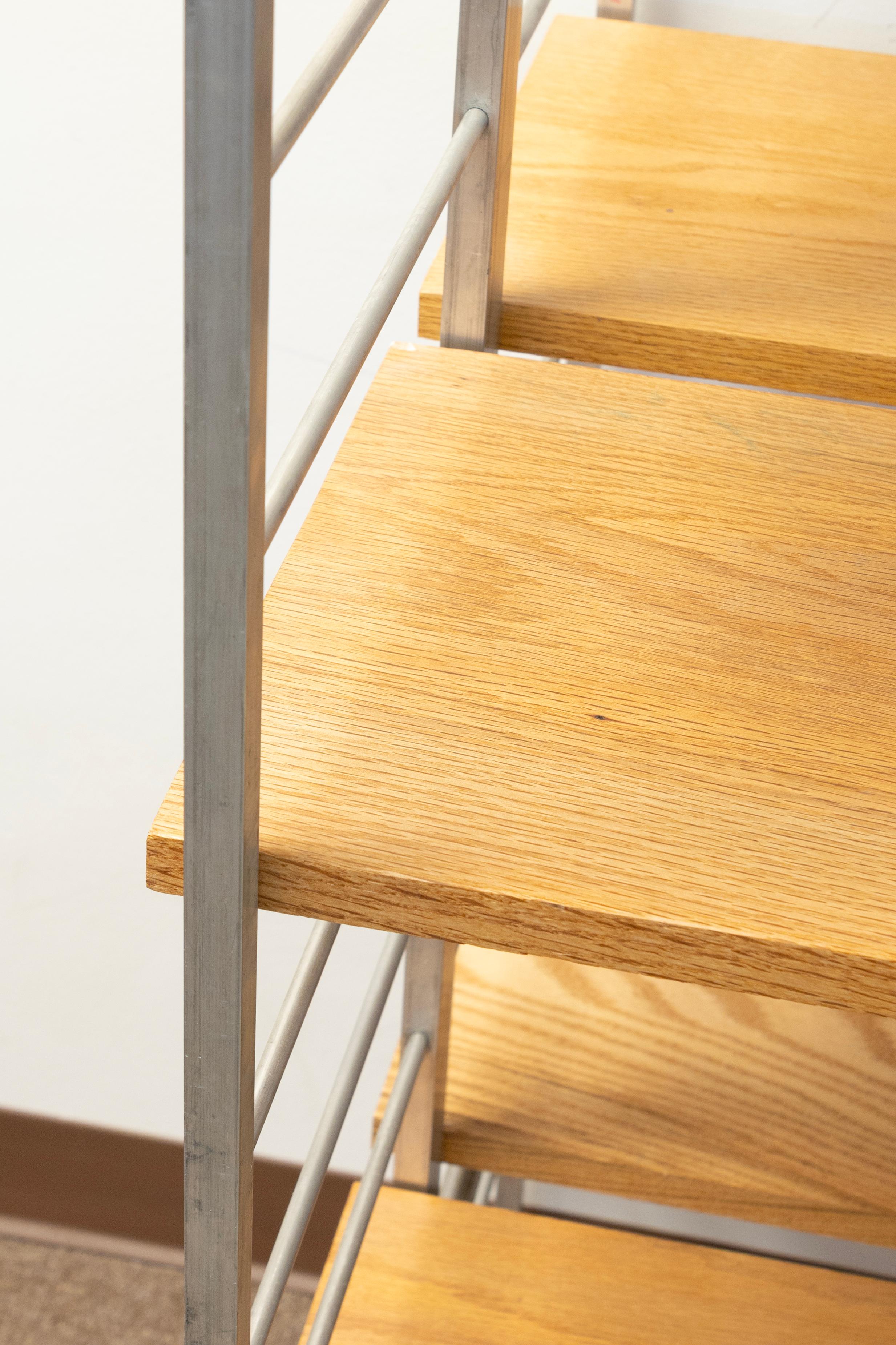Inconnu Meuble mural modulaire contemporain à étagères en bois et métal, fabriqué sur mesure en vente