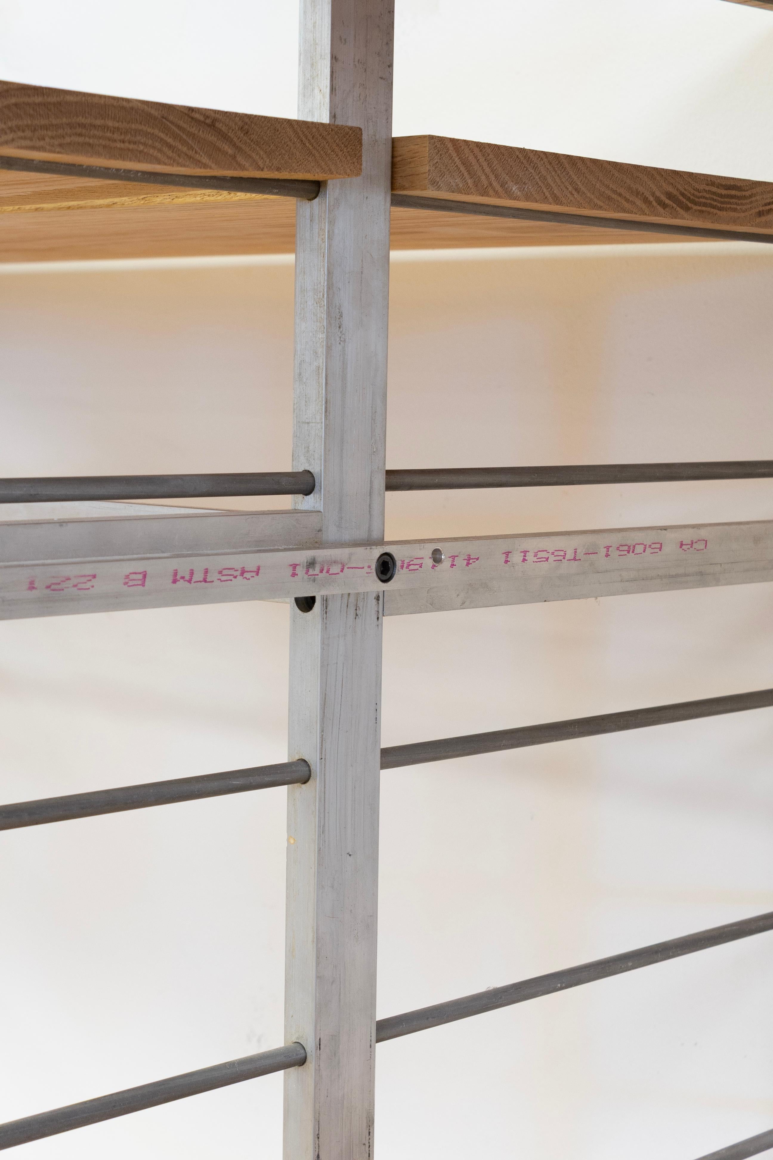 20ième siècle Meuble mural modulaire contemporain à étagères en bois et métal, fabriqué sur mesure en vente