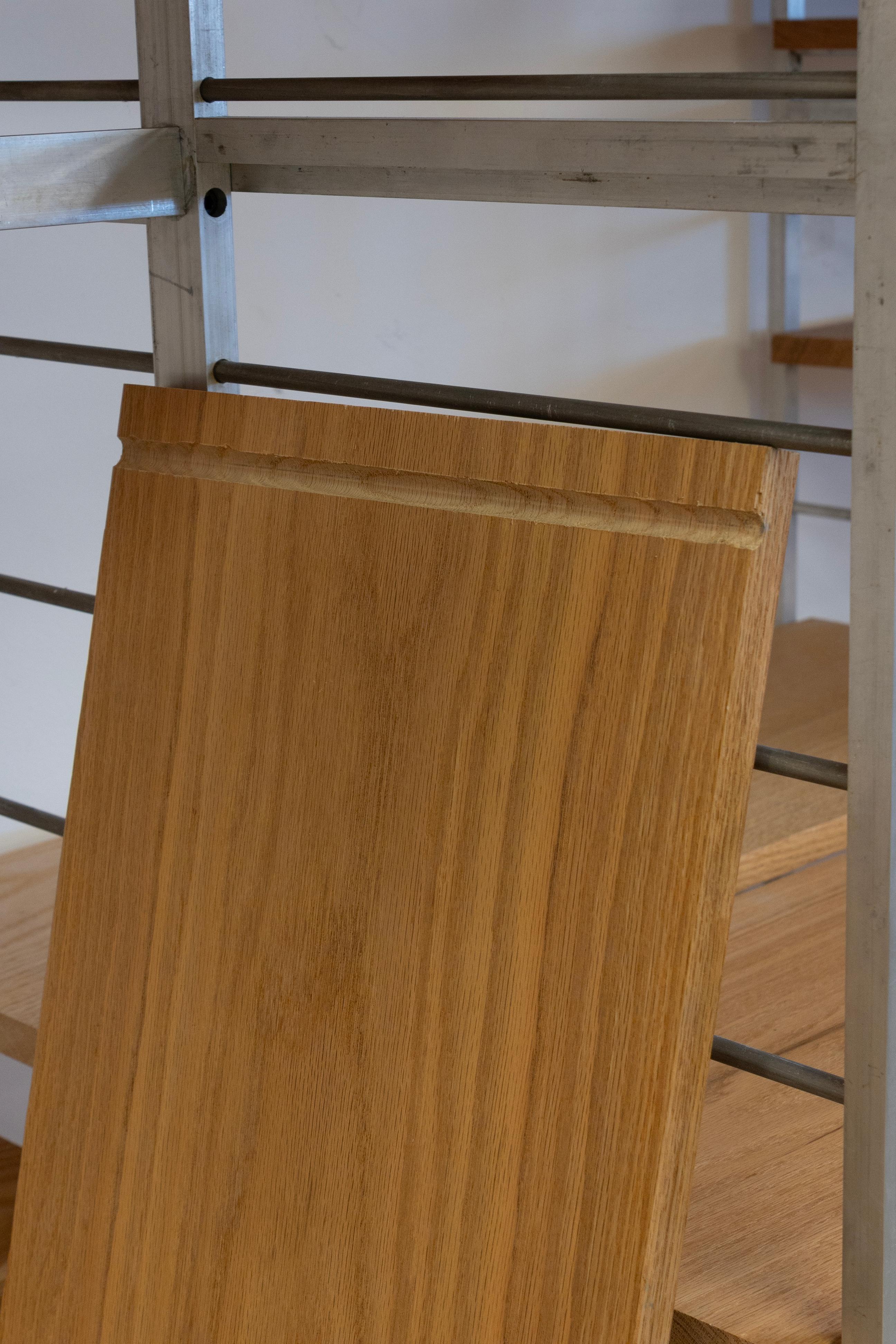 Meuble mural modulaire contemporain à étagères en bois et métal, fabriqué sur mesure en vente 1