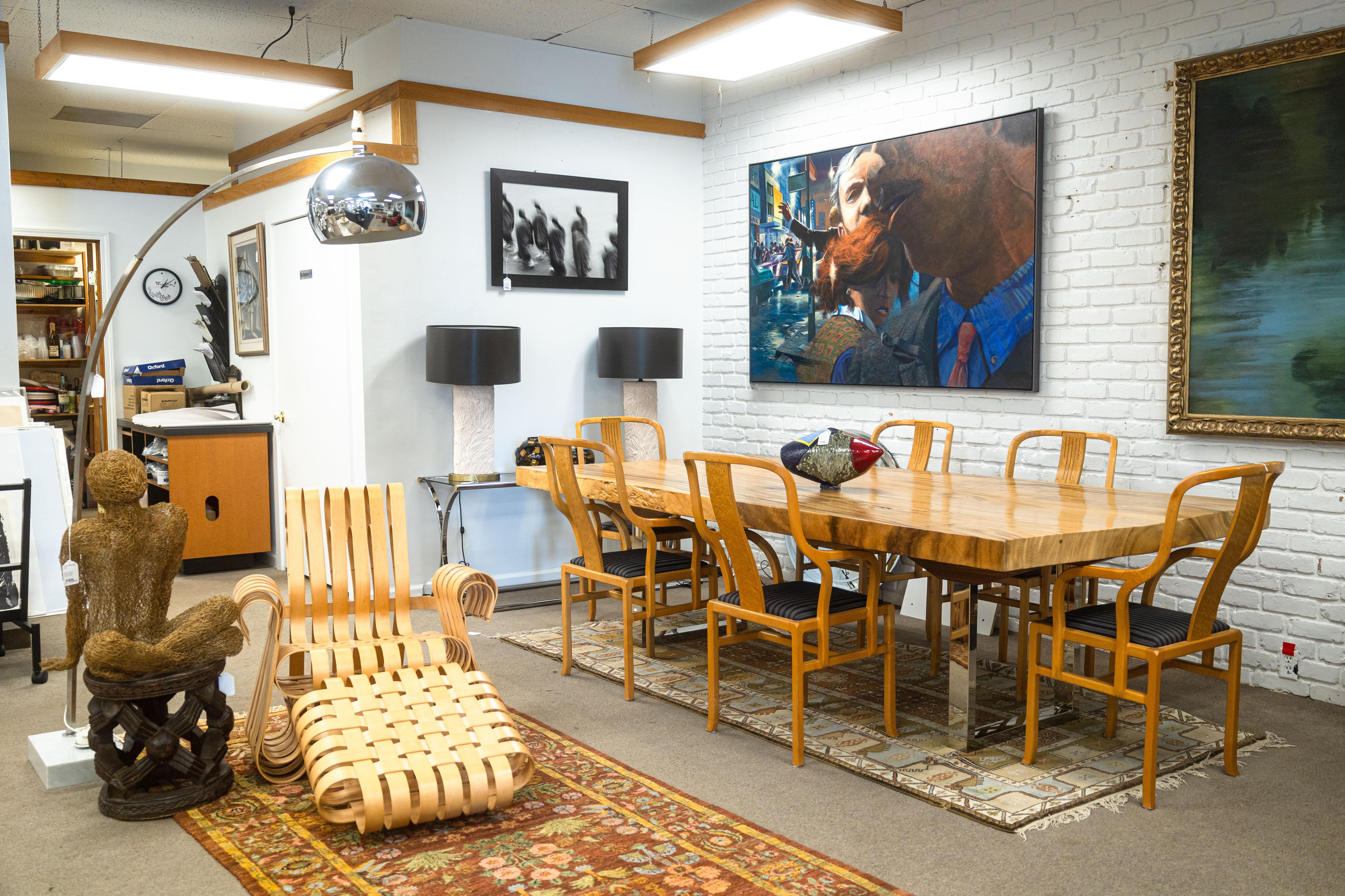 Une table de salle à manger en bois massif de forme libre fabriquée sur mesure. Il s'agit d'une table de salle à manger contemporaine absolument époustouflante, dont le plateau est constitué d'une magnifique dalle de bois massif. Le plateau de la