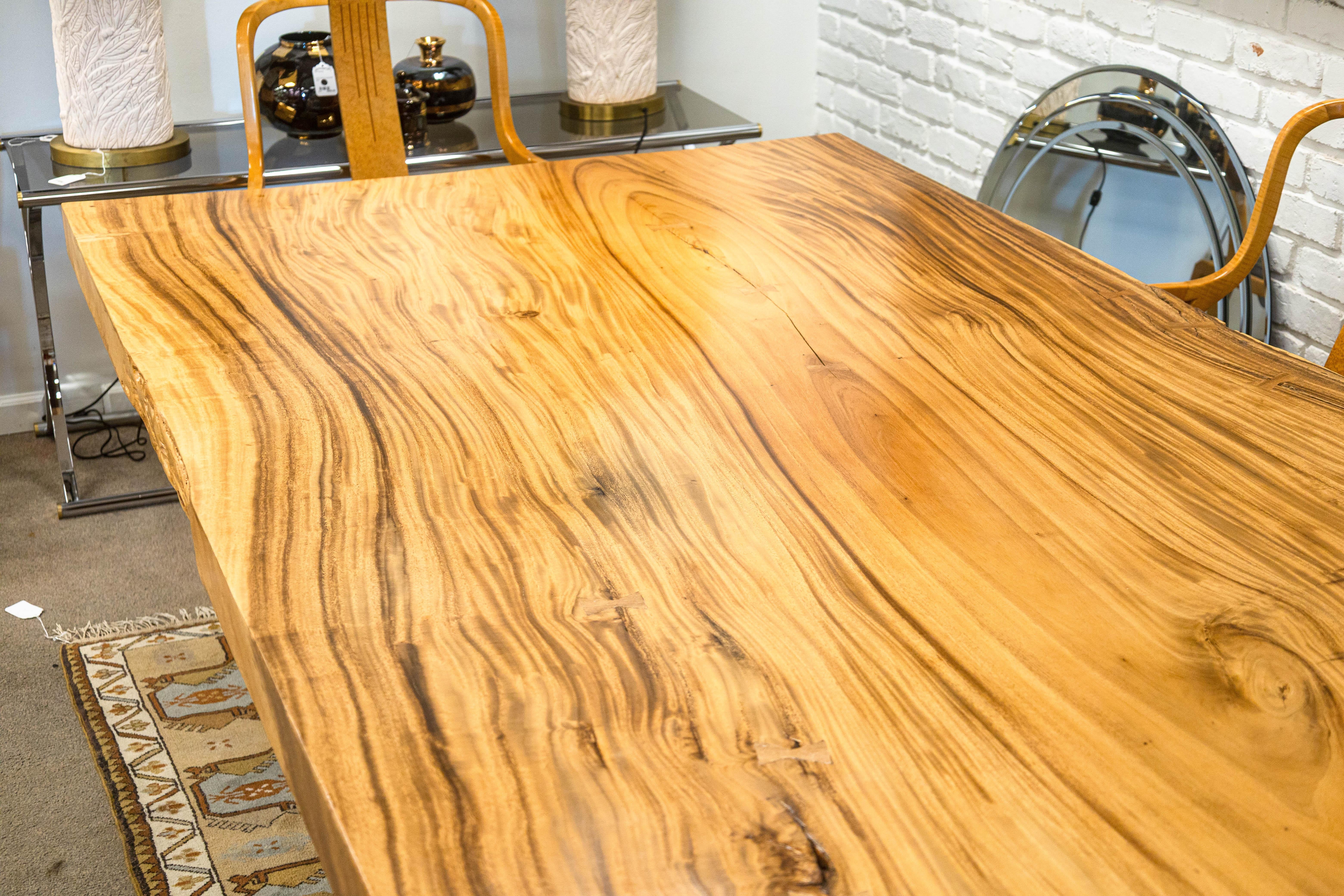 Moderne Table de salle à manger contemporaine en bois massif Freeform sur mesure avec pieds en chrome poli en vente