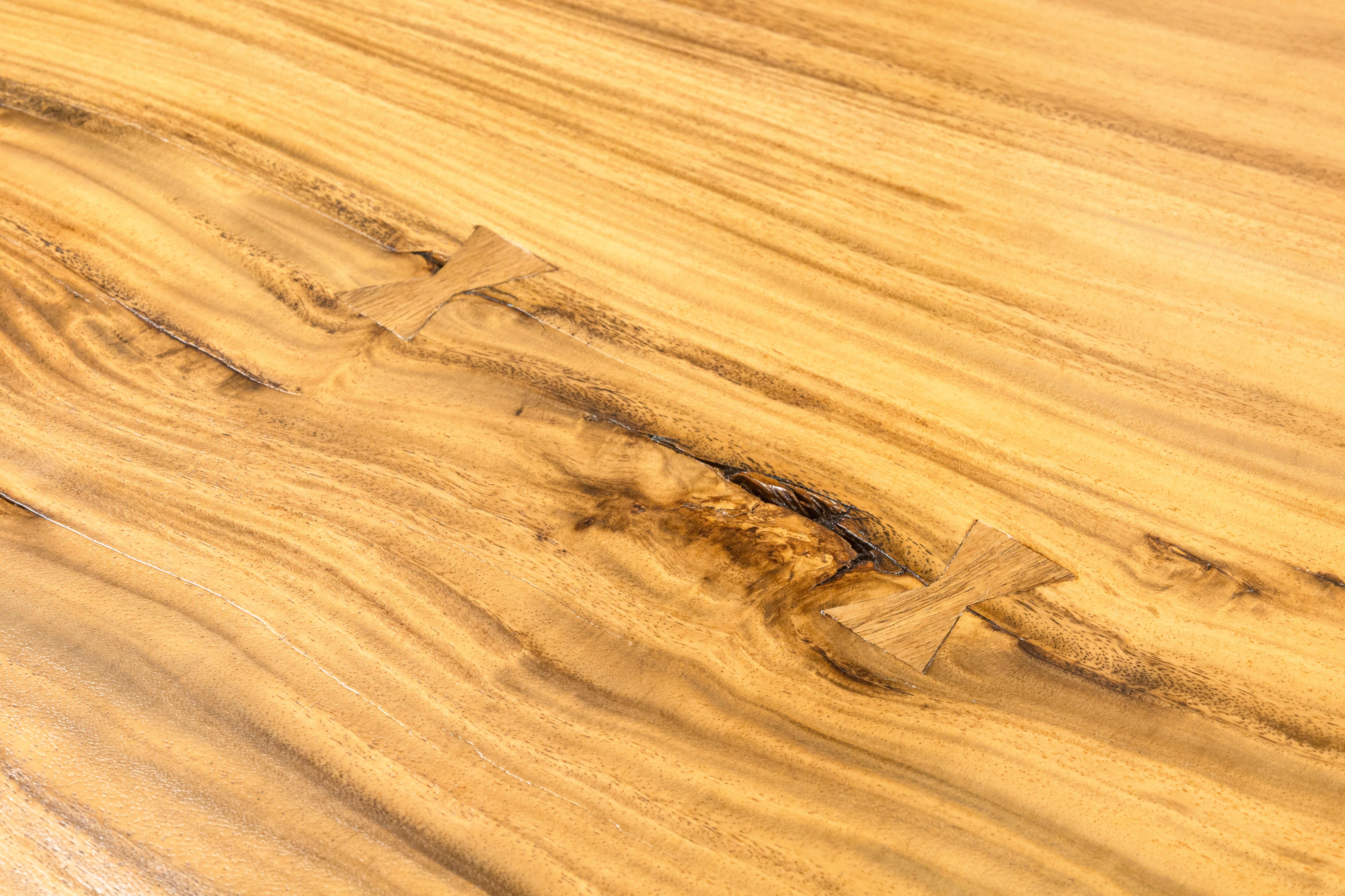 Table de salle à manger contemporaine en bois massif Freeform sur mesure avec pieds en chrome poli Bon état - En vente à Keego Harbor, MI