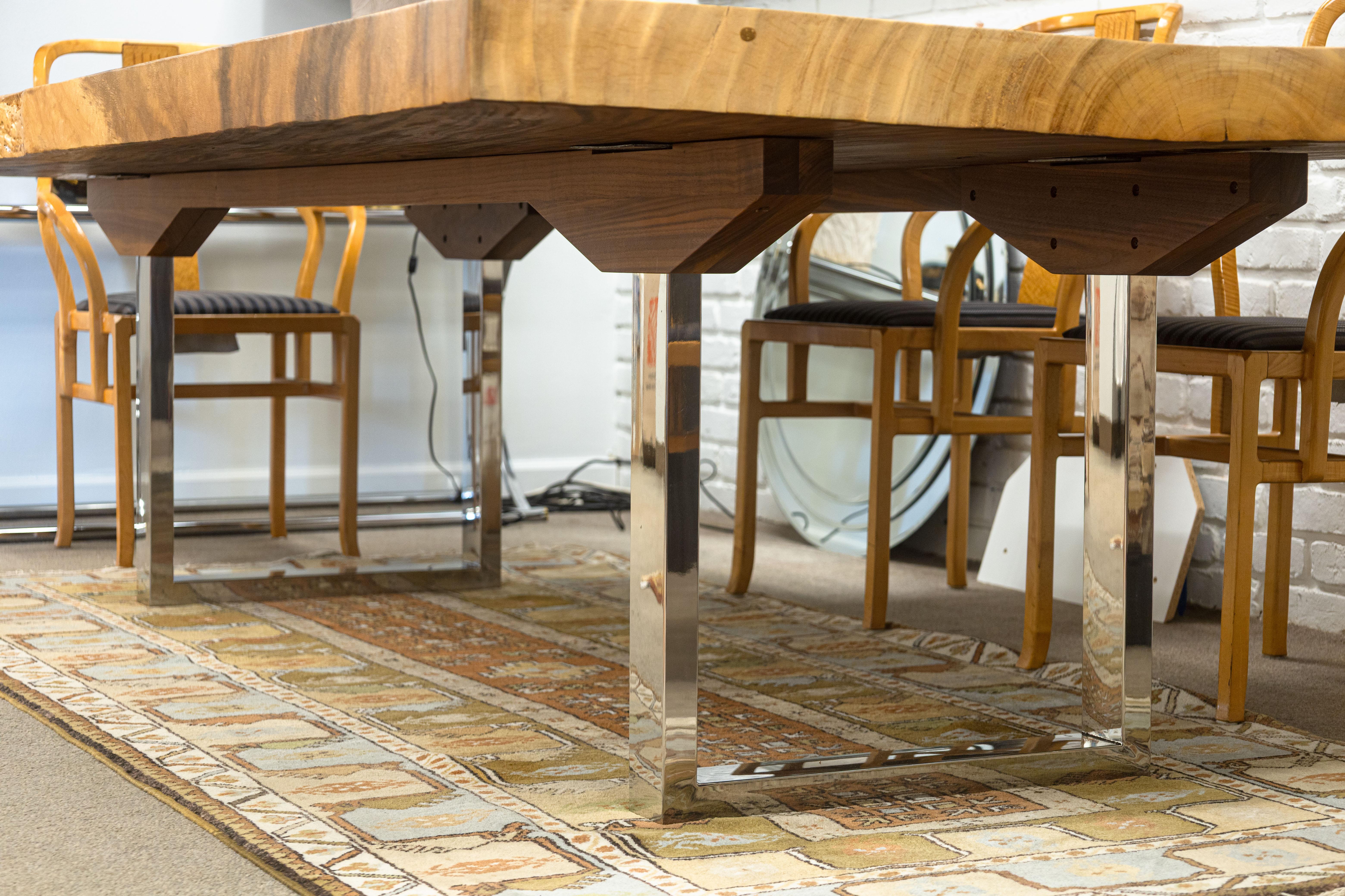 Chrome Table de salle à manger contemporaine en bois massif Freeform sur mesure avec pieds en chrome poli en vente