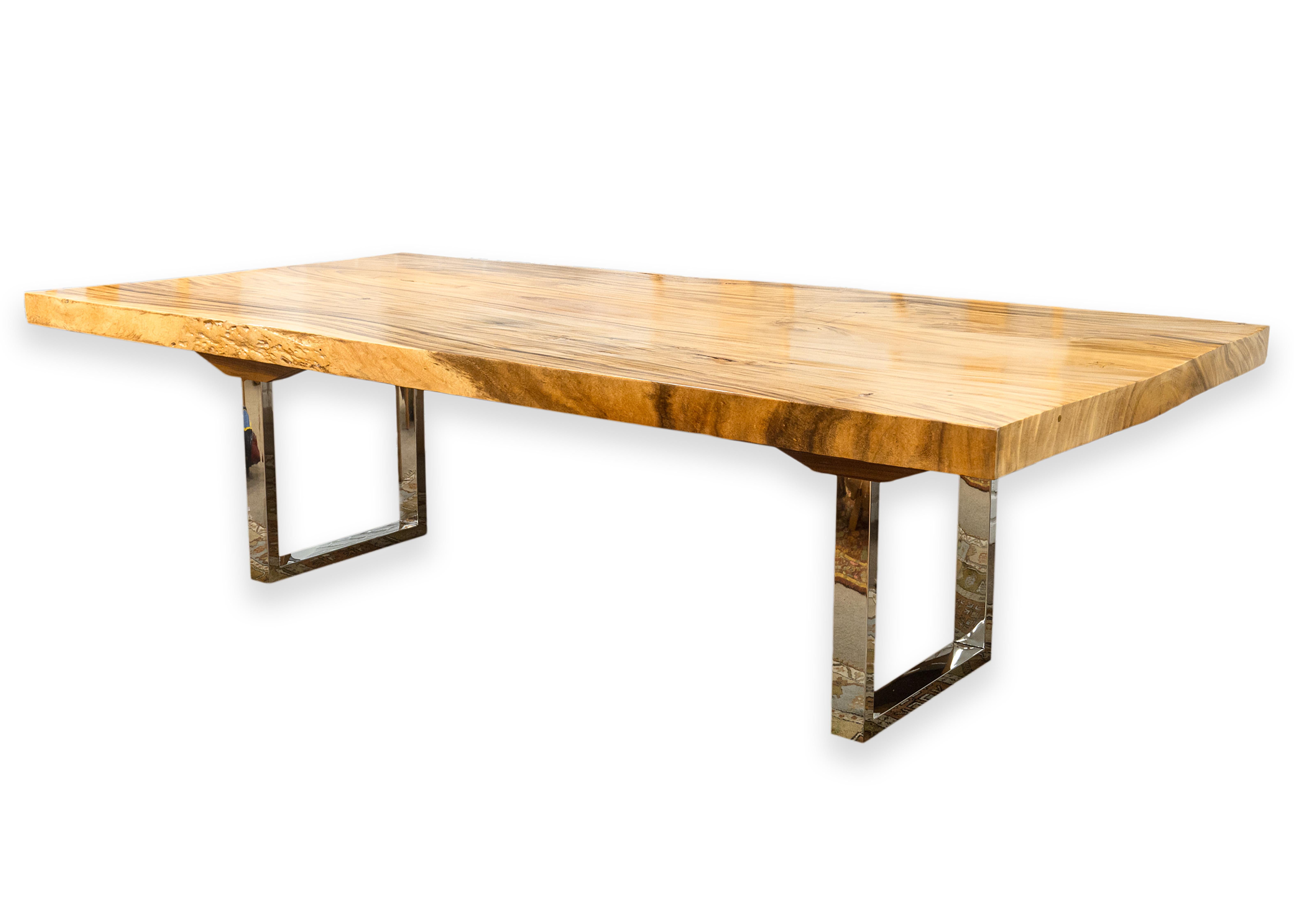 Table de salle à manger contemporaine en bois massif Freeform sur mesure avec pieds en chrome poli en vente 1
