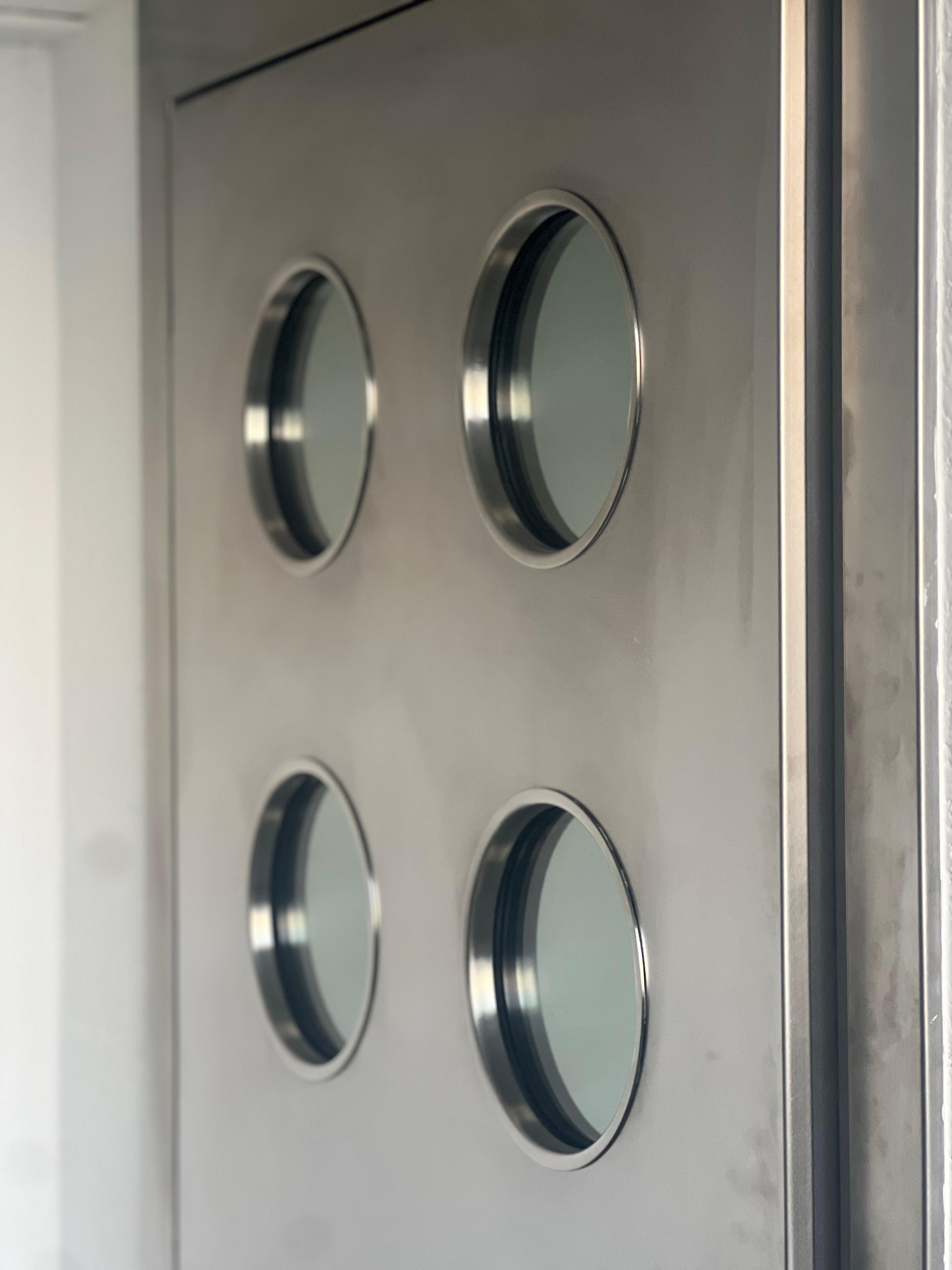 Contemporary Spinzi Edelstahl-Metalltür mit runden Bullaugen nach Maß im Angebot 4
